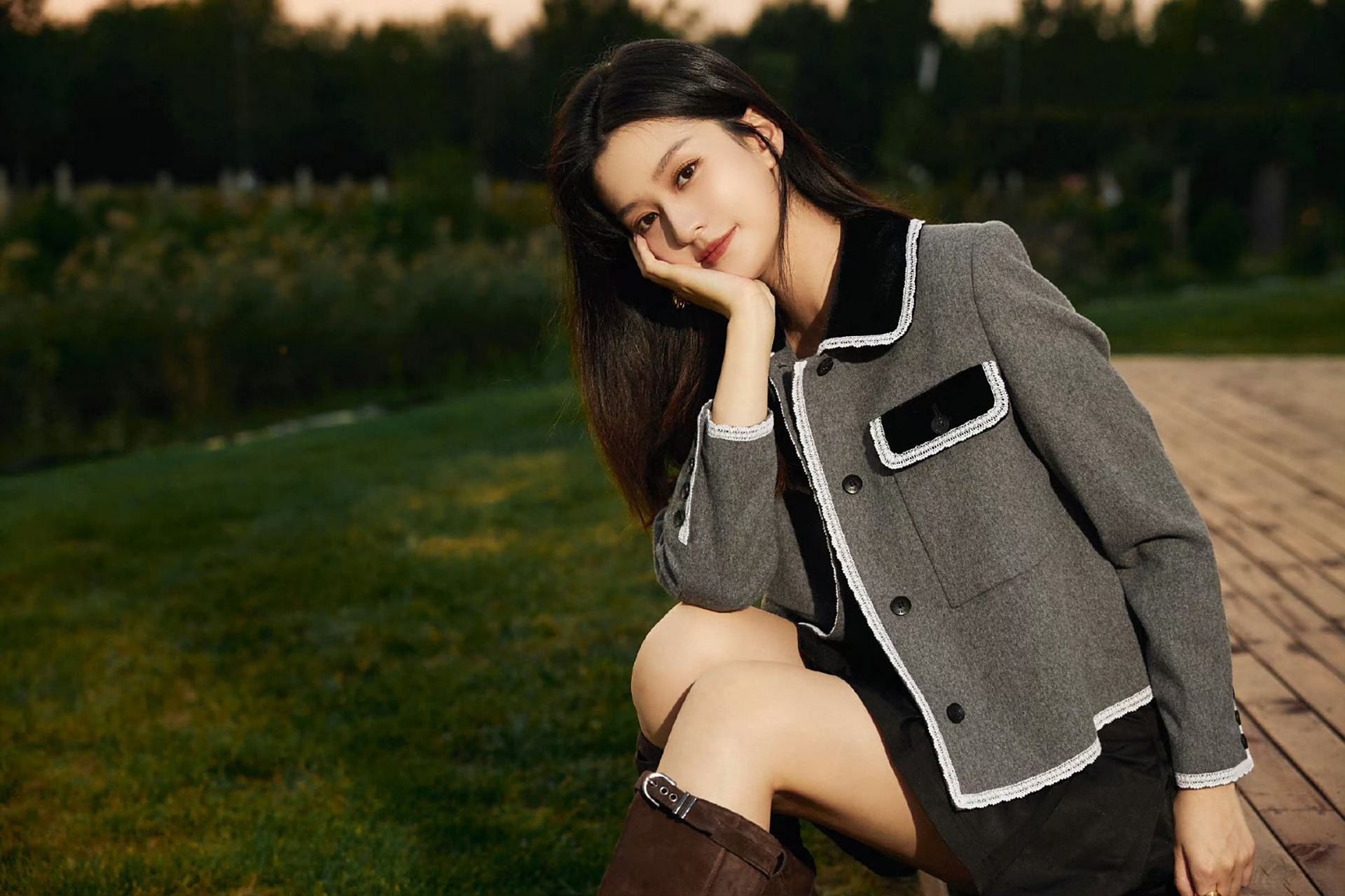 乔欣超短裙写真,青春靓丽,甜美可人,仿佛看到了80年代