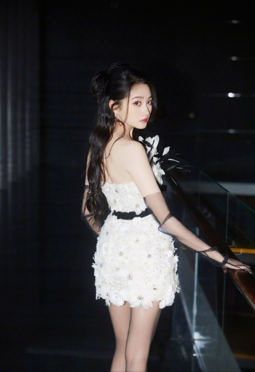 关晓彤黑丝写真,这是将黑丝诱惑玩到极致呀,爱了爱了!