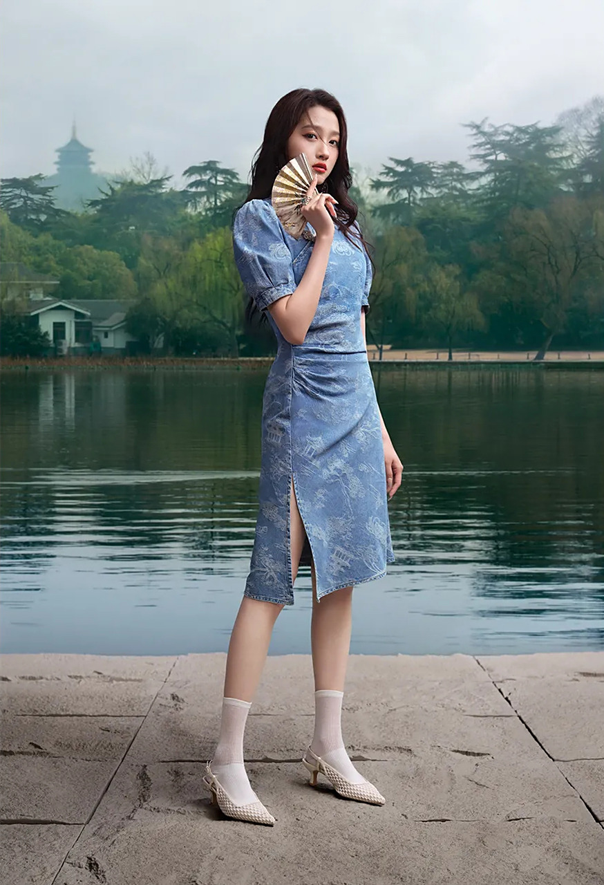 关晓彤蓝色旗袍vs红色长裙,你更喜欢哪种风格?