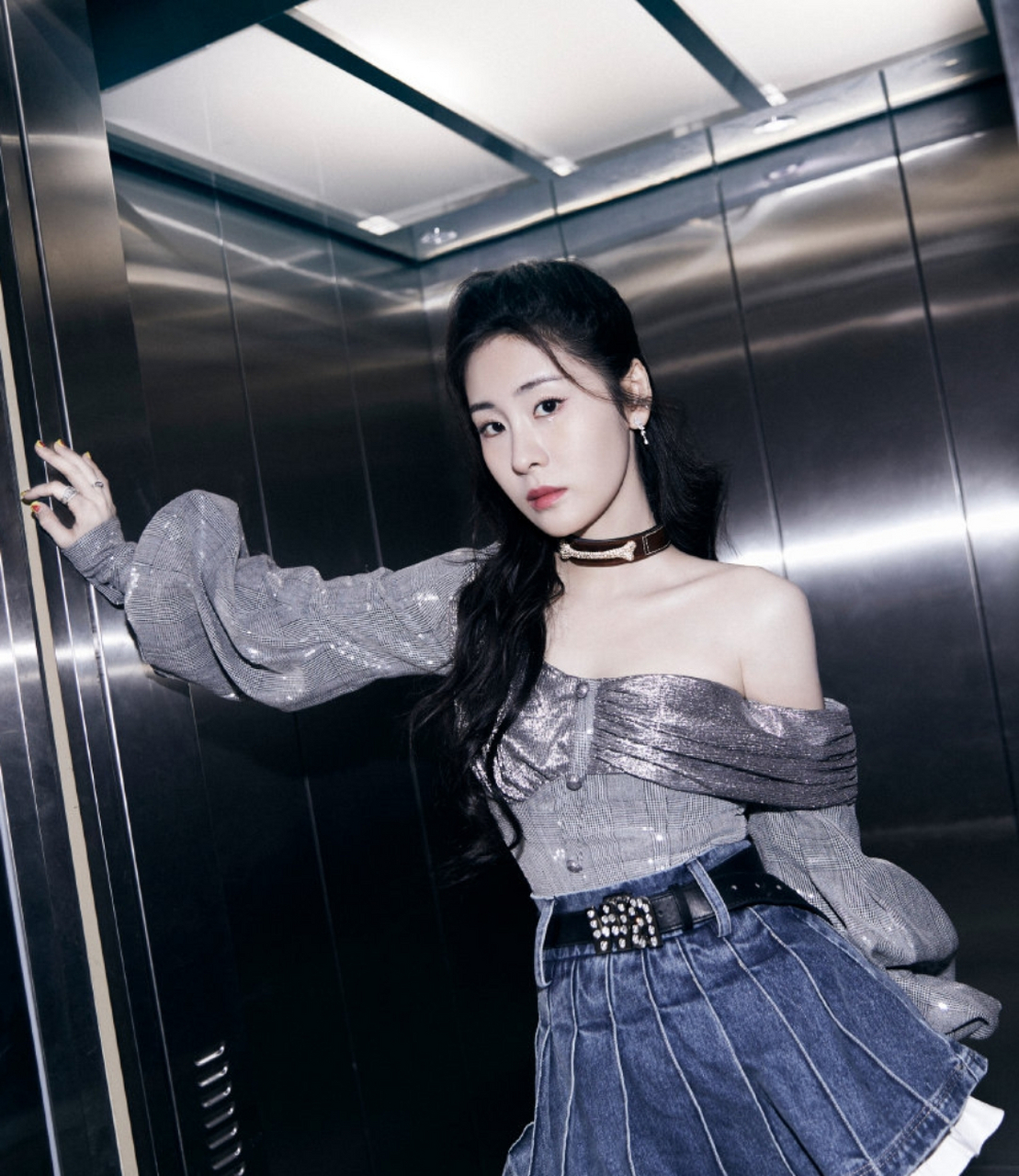 张碧晨这露肩短裙好迷人,美白大长腿太诱人了!