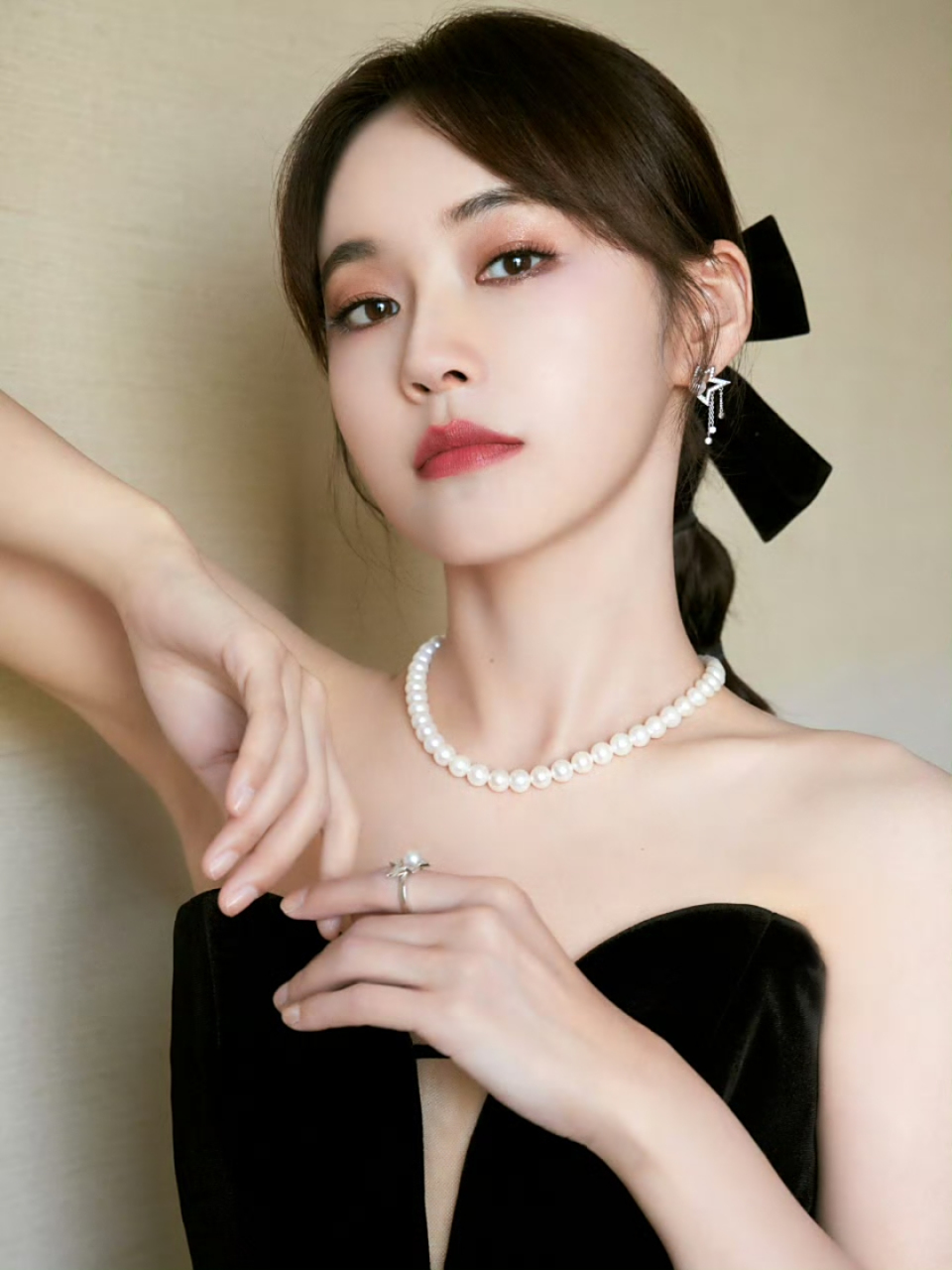 张佳宁黑色低胸裙美感十足,身材缘故缺乏了一些性感!