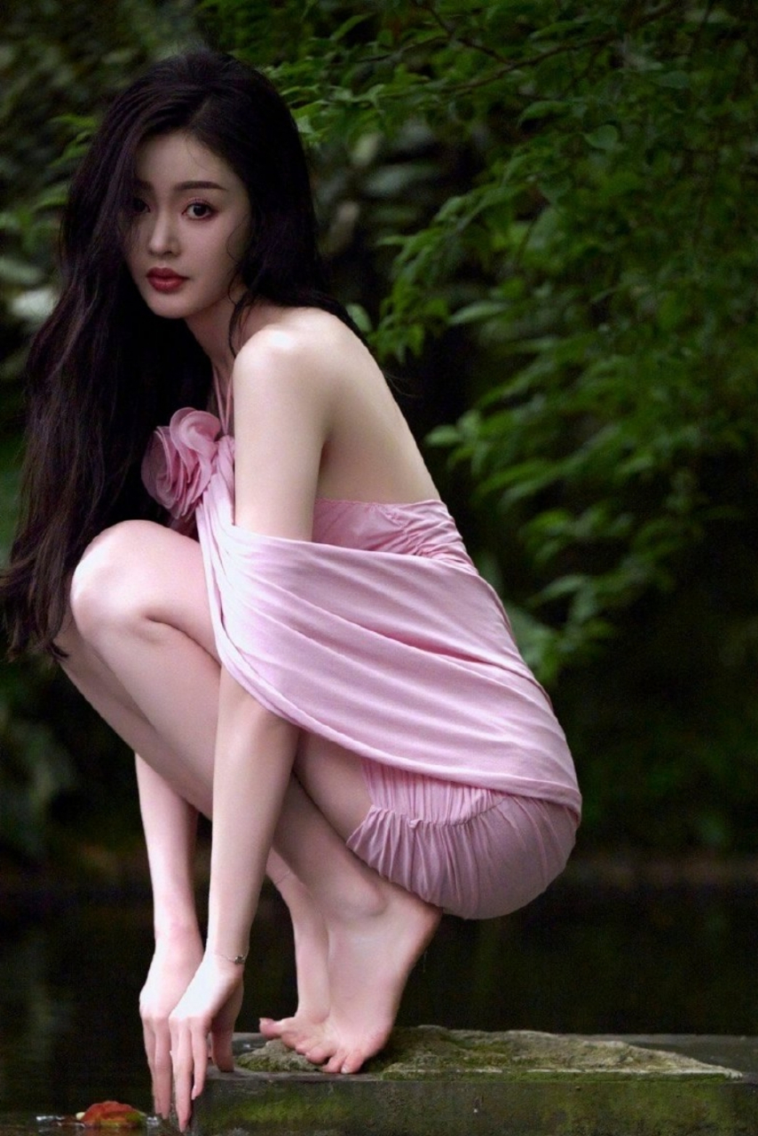 张天爱粉色超短裙写真,性感美腿玉足诱人至极,让人心旷神怡!