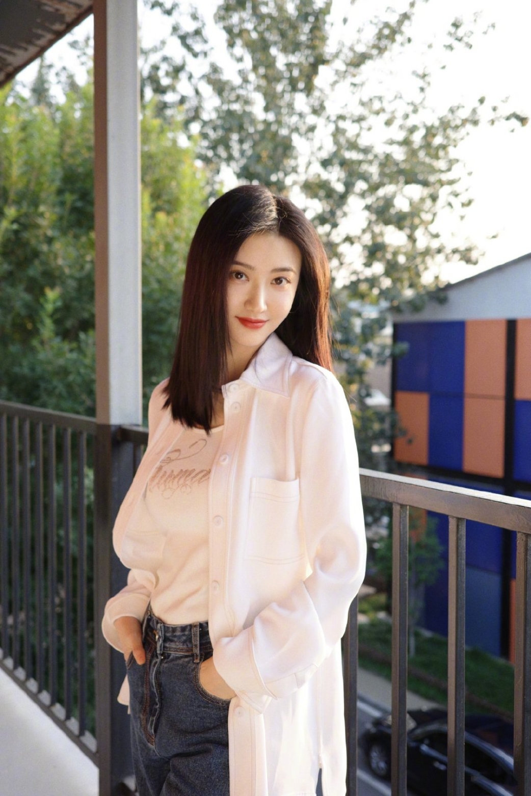 景甜白衬衣清新穿搭,不仅身材超级丰满,而且更加凸显女神的气质!