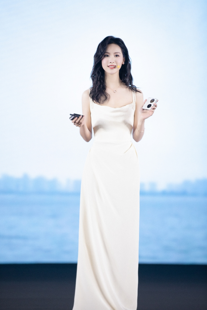 陈都灵吊带白色长裙写真,优雅迷人魅力四射,太美了!#春日热点挑战赛