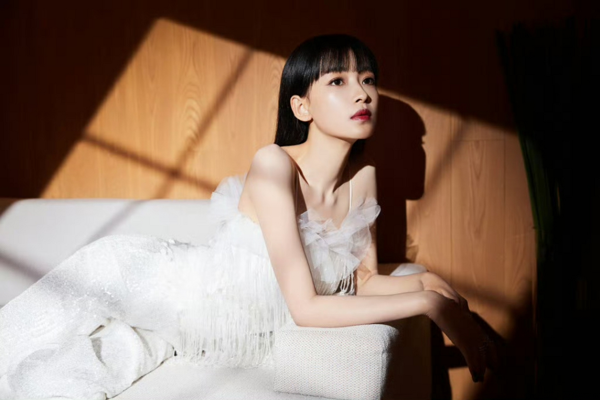 以前的孙怡好瘦且青涩,而现在却更有成熟韵味,大家更喜欢哪个时期的