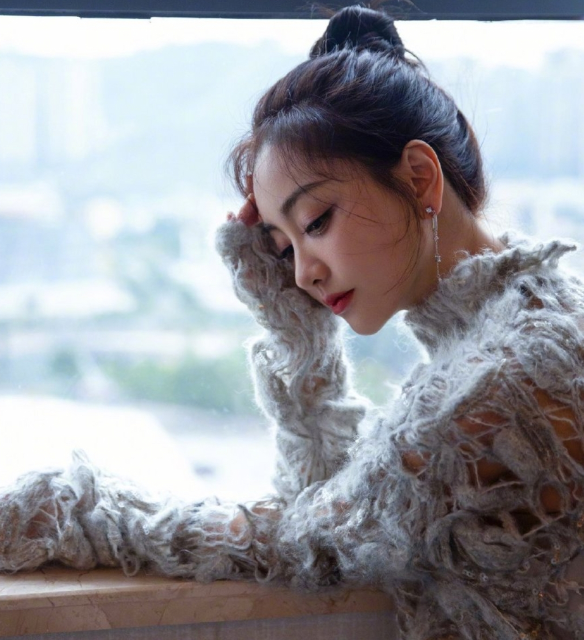 杨蓉镂空长裙写真,丰满的身材若隐若现,根本遮不住诱人至极!