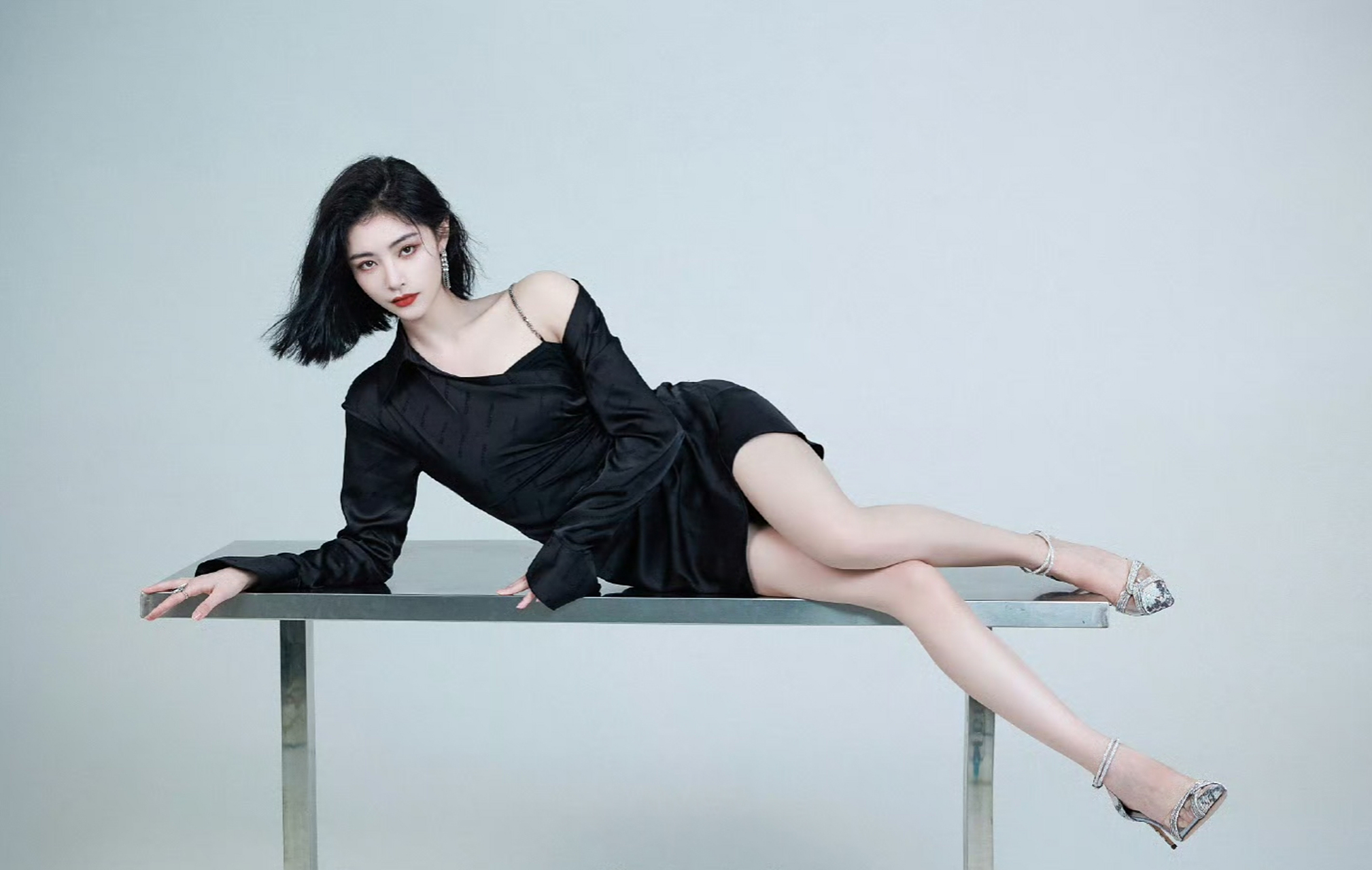 许佳琪修长美腿写真,两条大白腿让人看的鼻血直流,过足了眼瘾!