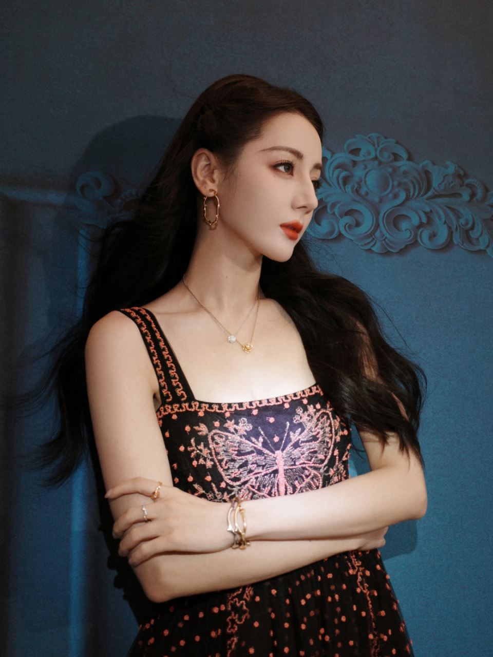 迪丽热巴惊艳长裙写真,绝美的容颜让人沉醉,太美丽动人了!