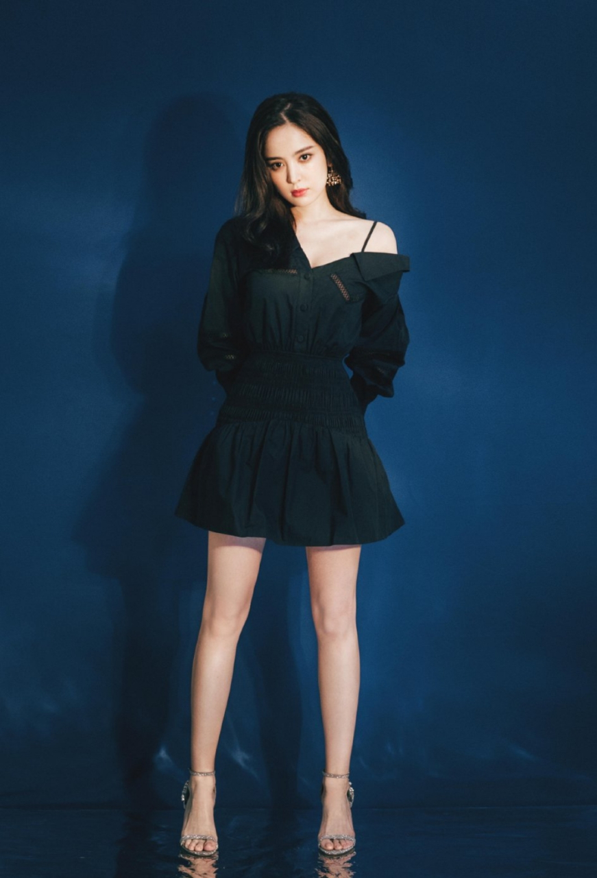 古力娜扎绝美露肩小黑裙写真,香肩诱人,美腿性感魅力拉满!