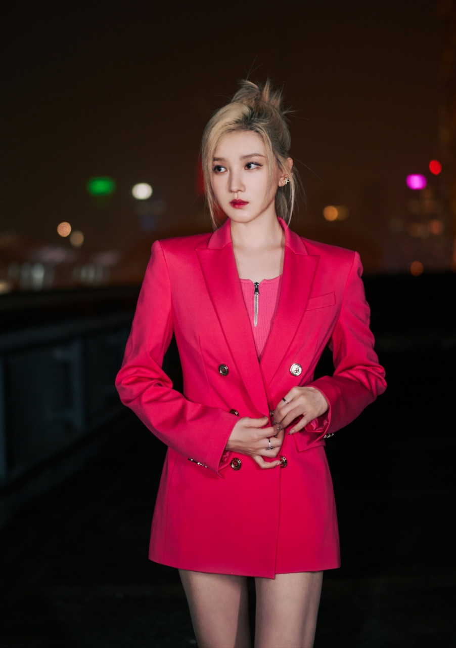 陈小纭红色西装酷飒写真,这双骨感大长腿既性感又撩人,让人欲罢不能!