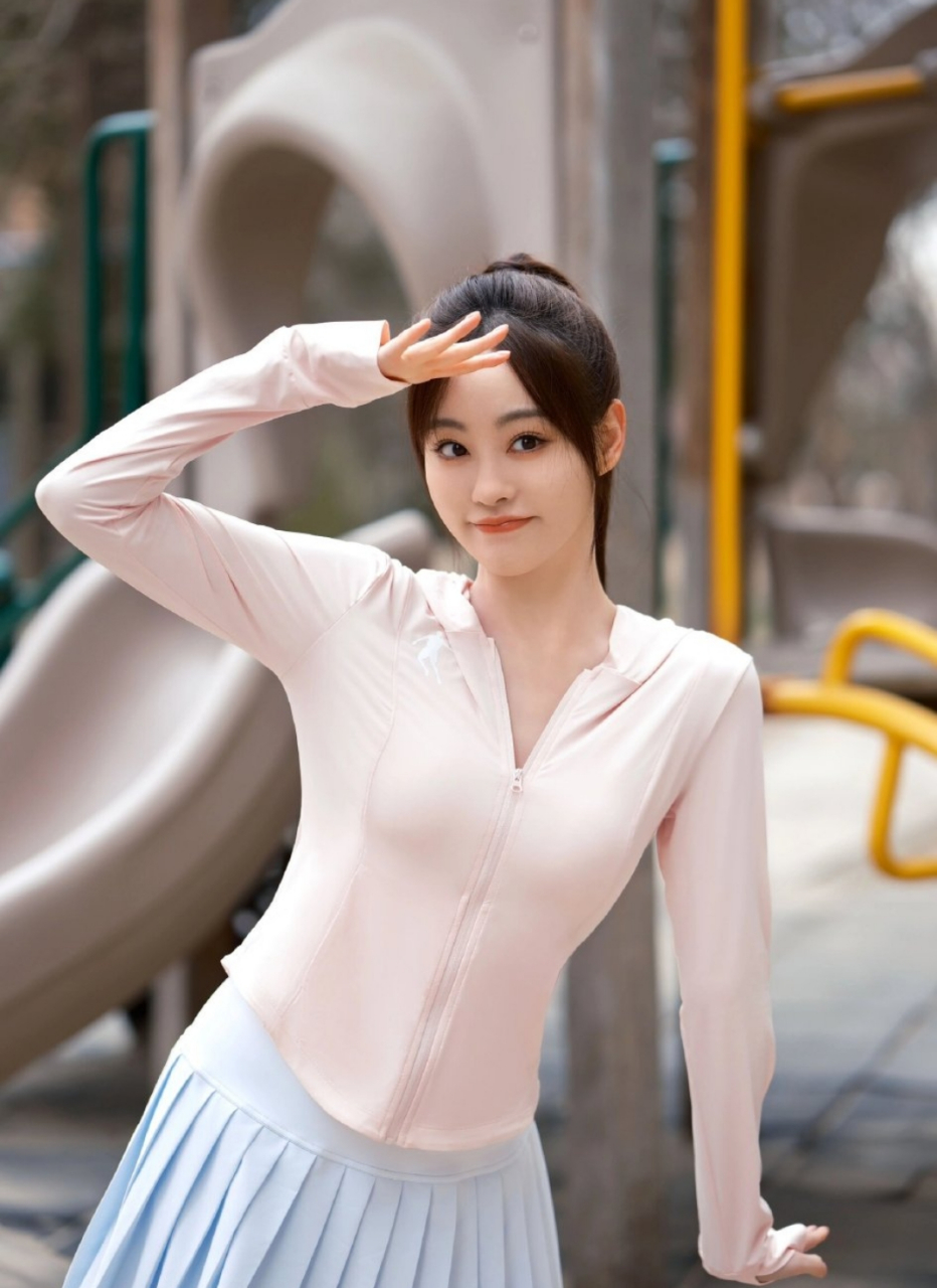 祝绪丹户外运动衣大赏,饱满圆润的身材魅力四射,微微隆起的美太诱人了