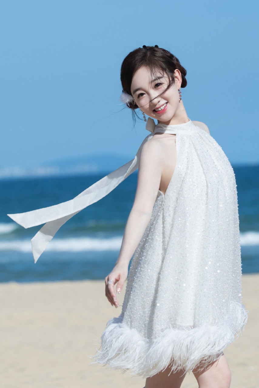 李子璇白色连衣裙写真,皮肤白皙笑容甜美,越看越诱人!