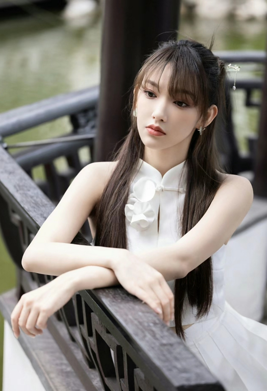 程潇白色短裙写真,绝美身材让人欲罢不能,不愧是微胖界的女神,太美了!