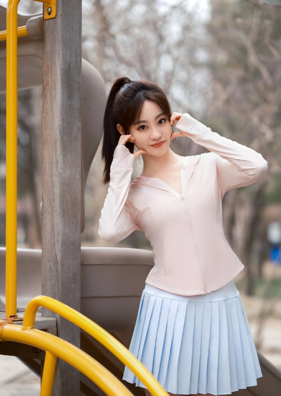 祝绪丹户外运动衣大赏,饱满圆润的身材魅力四射,微微隆起的美太诱人了