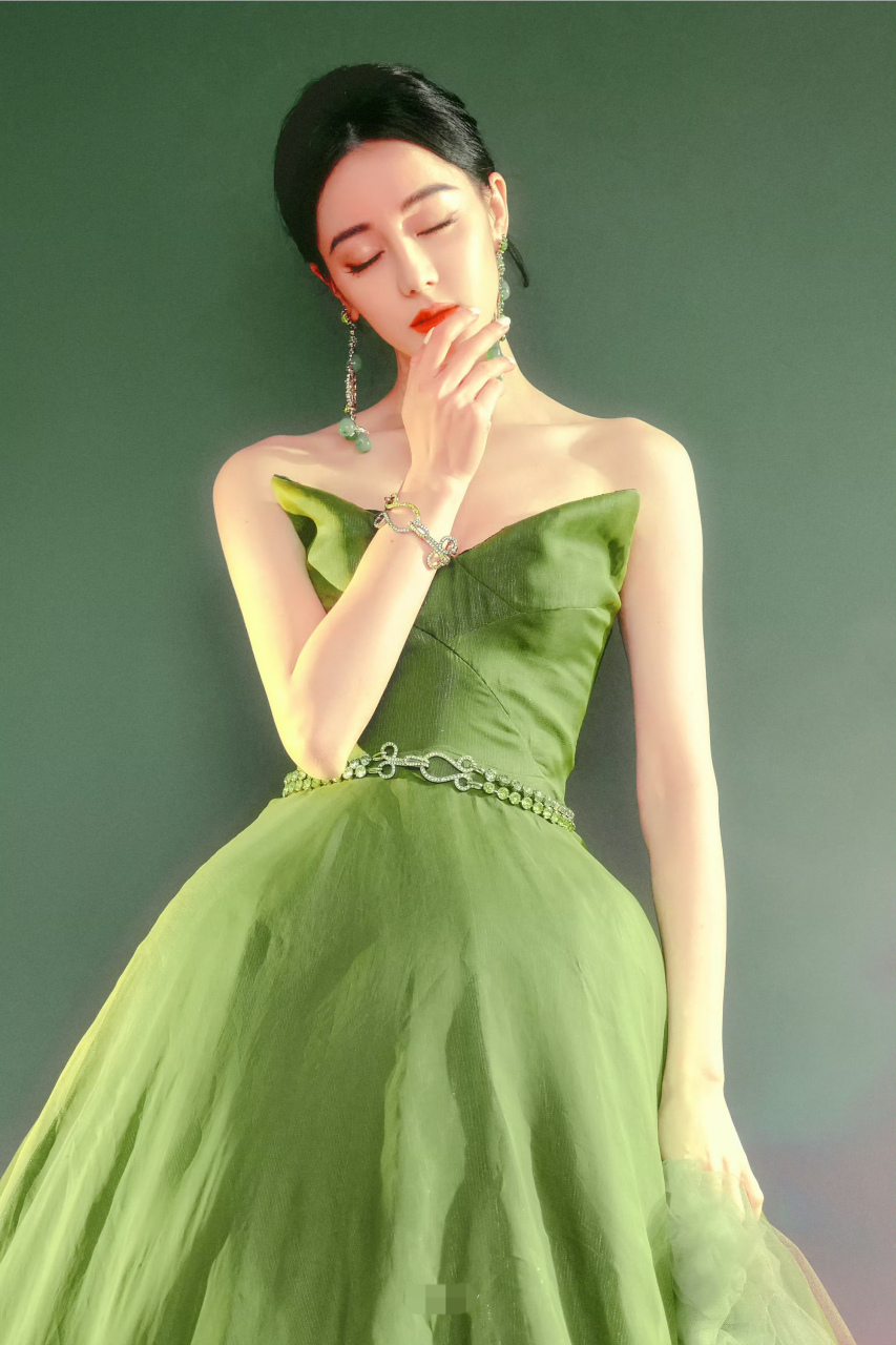 迪丽热巴一身绿色长裙好似壁画中走出的精灵仙子,迷人至极呀!