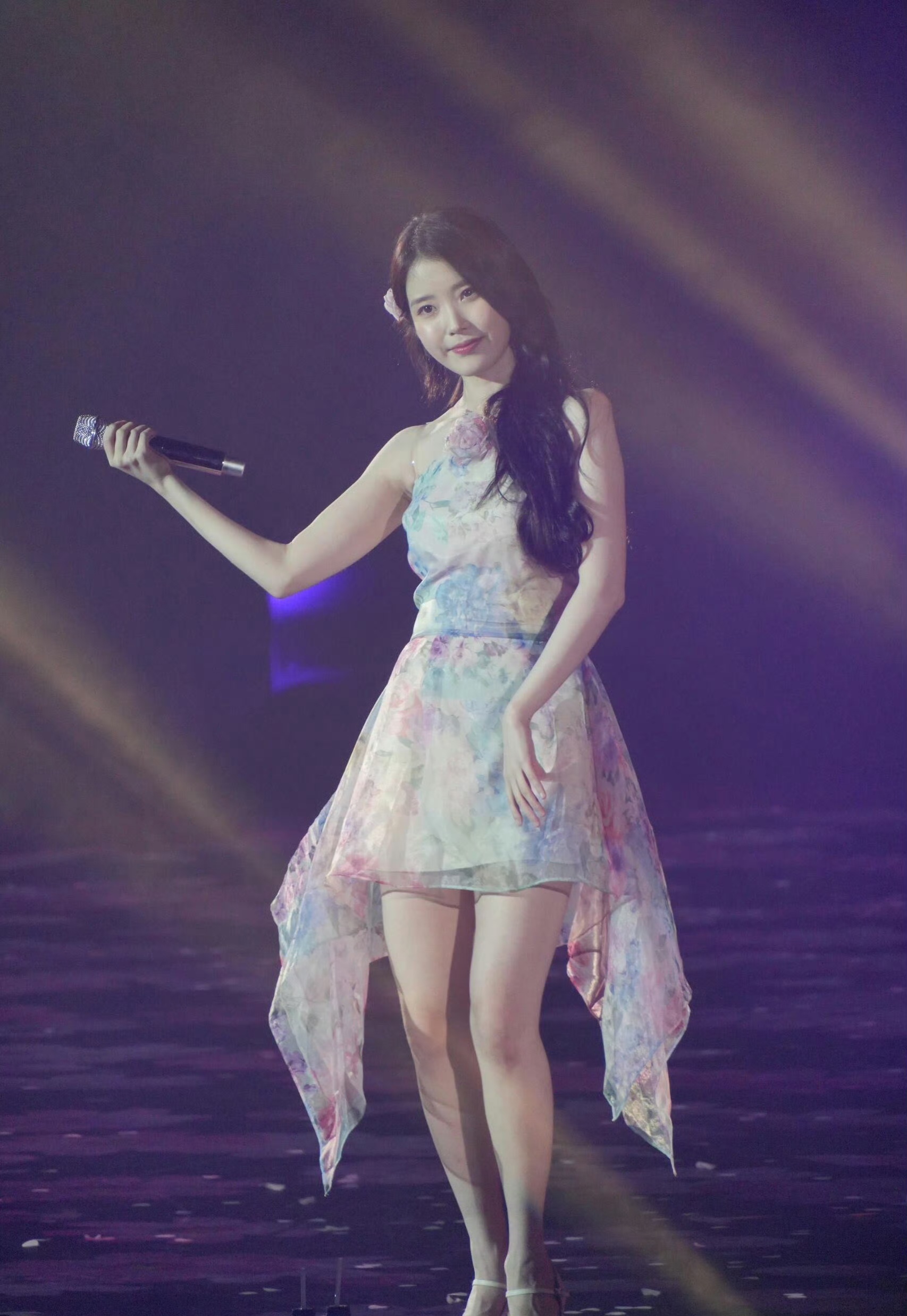 iu李知恩碎花连衣裙舞台照,肉感美腿诱人至极,让人欲罢不能!