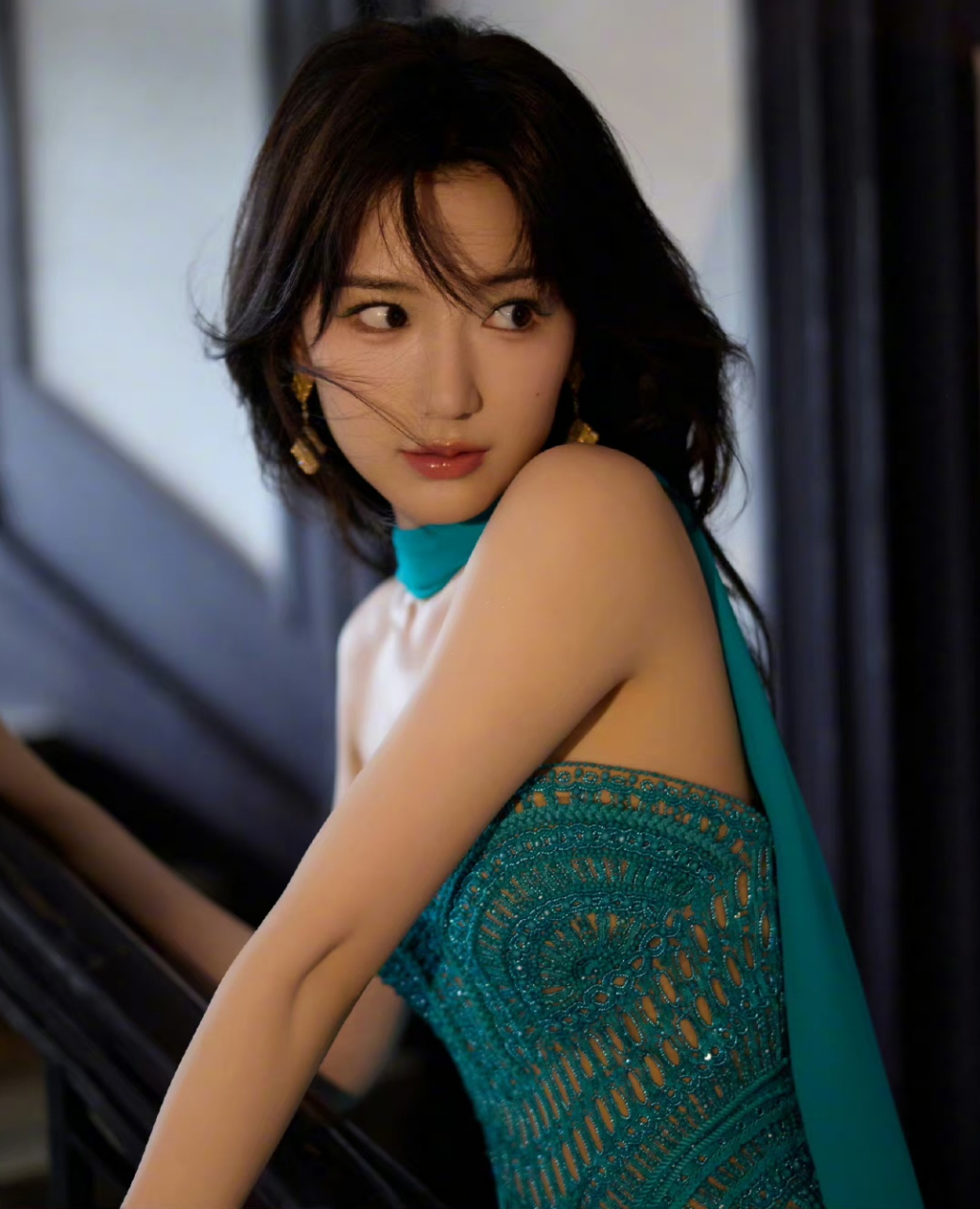 毛晓彤低胸长裙写真,这身材越看越迷人,诱惑力拉满!