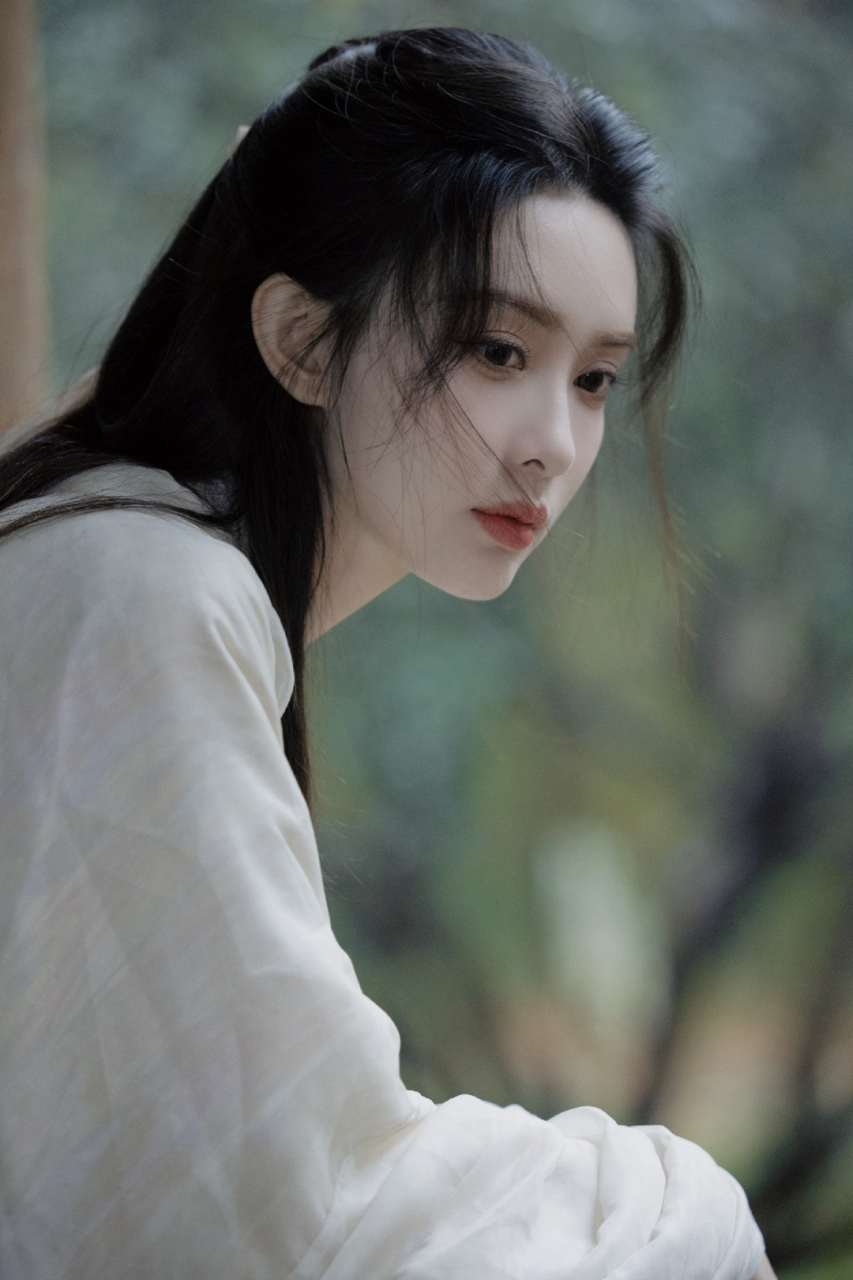 王楚然白衣古装造型亮相,优雅迷人,让人一见倾心不能自拔!