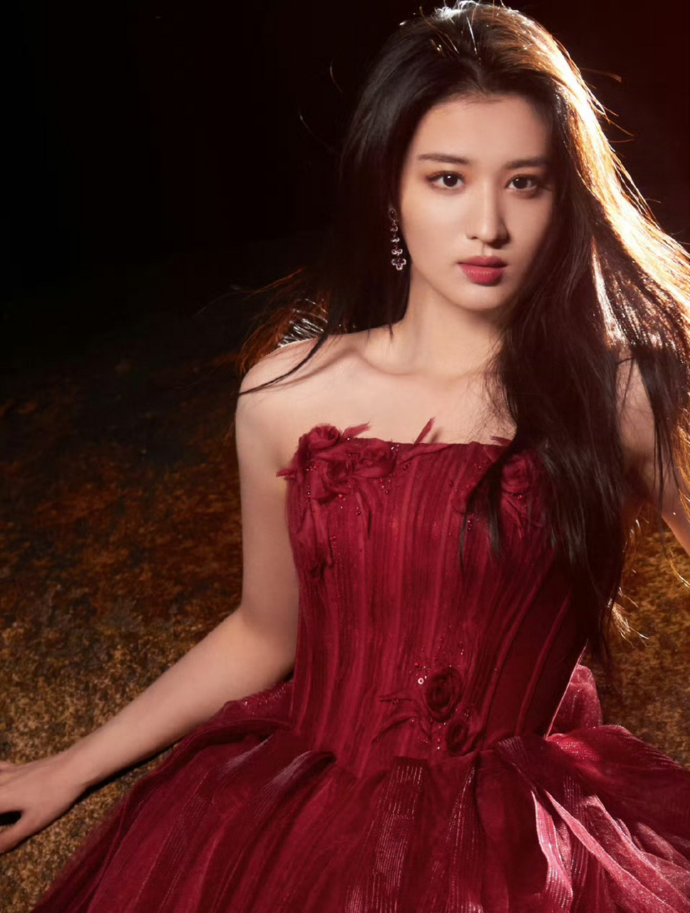 王楚然抹胸红裙写真,高贵优雅迷人至极,这魅力太绝了!
