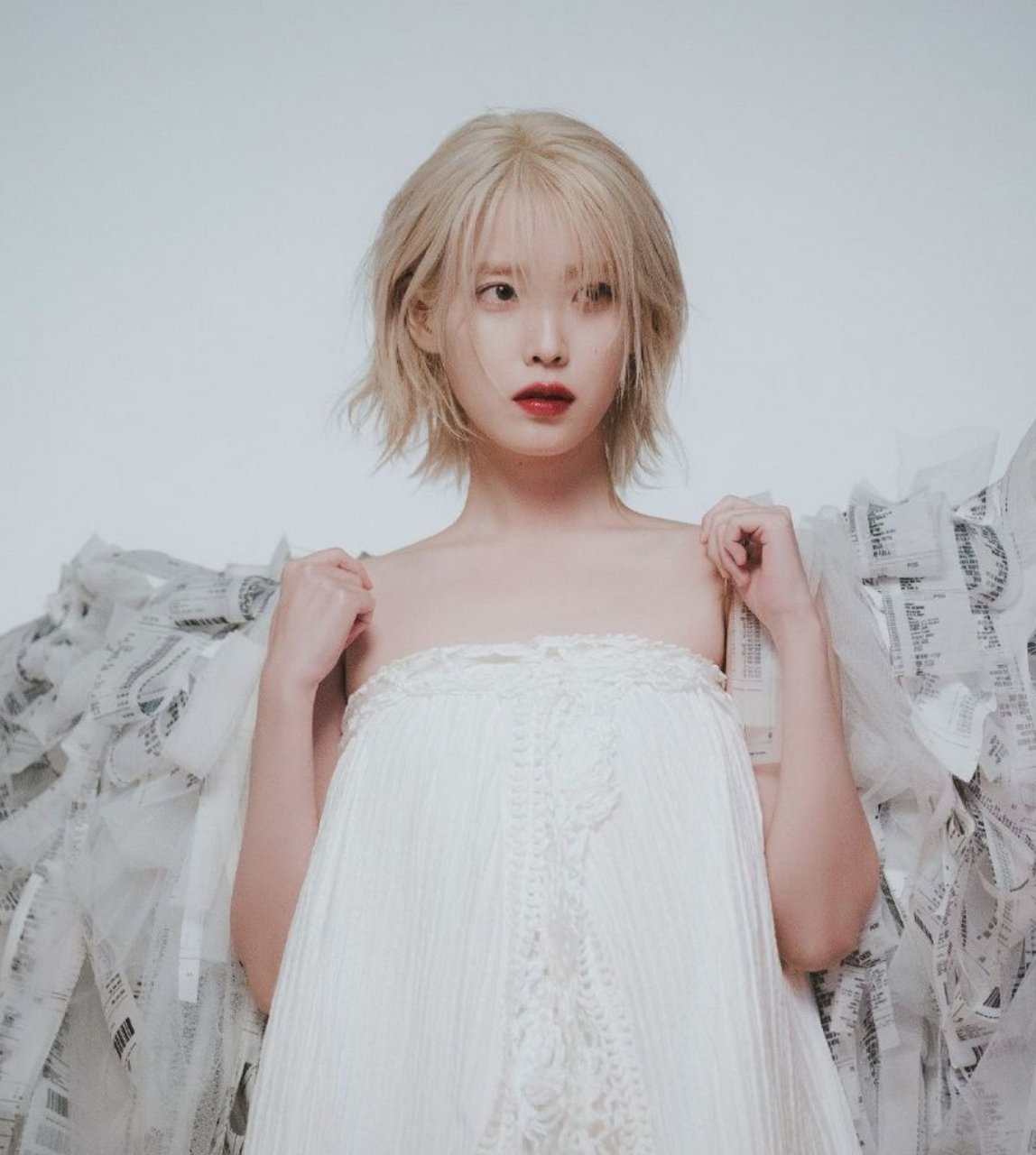 iu李知恩白色发型大赏,满满的别样风情,充满了吸引力与诱惑力,太美了!