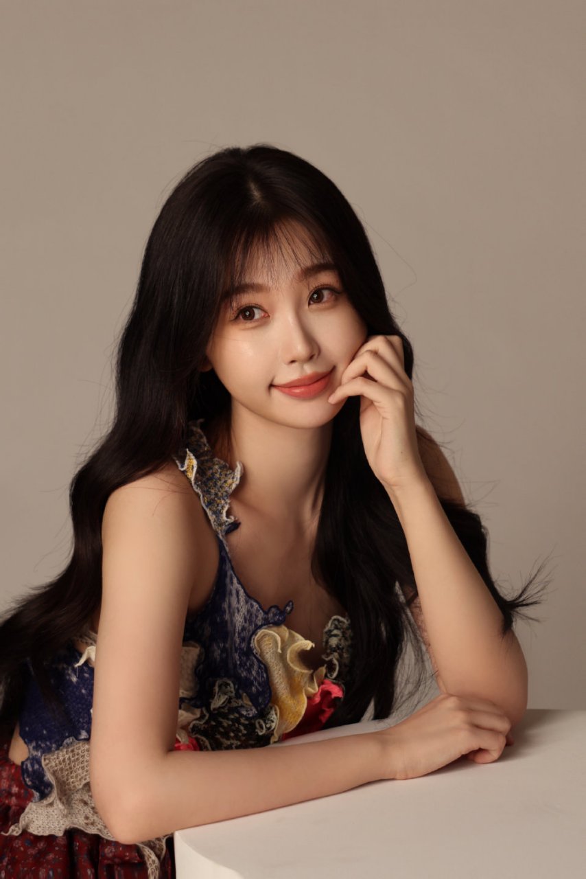 虞书欣碎花裙写真,怎么感觉鼻子和嘴唇有点僵硬呢?