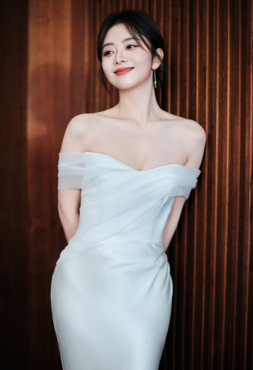 谭松韵低胸白色长裙大赏,丰满身材配甜美笑容,让人心动不已!