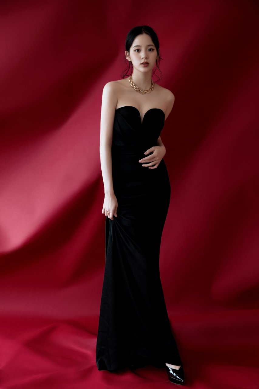 欧阳娜娜黑色低胸礼服大赏,雪白酥胸诱人至极,看的人神魂颠倒!