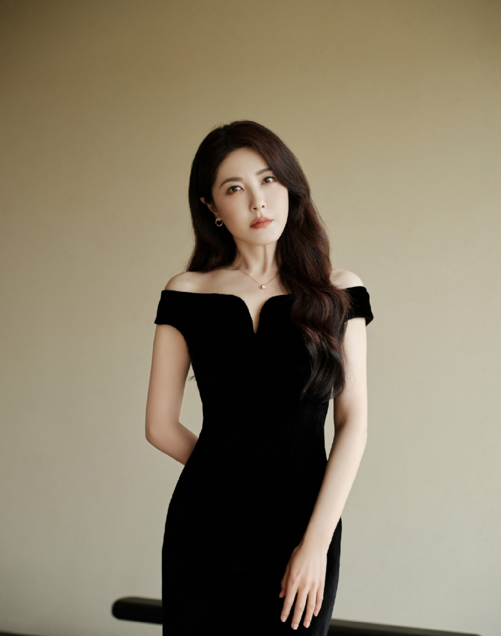 曾黎黑色露肩长裙写真,绝美身姿与性感美脚值得你一爱!
