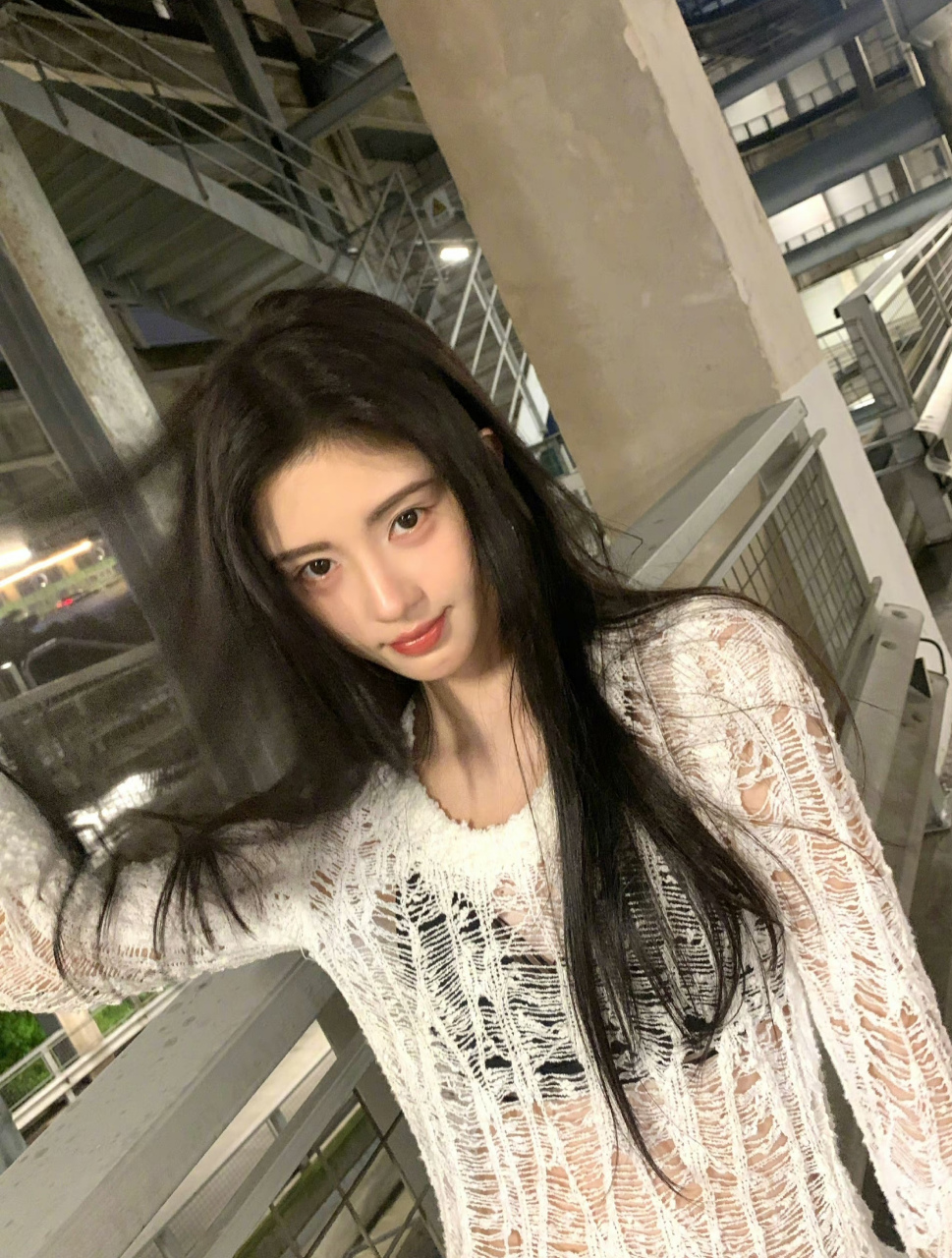 鞠婧祎镂空衣大秀性感内衣,把外套脱掉效果会不会更好?