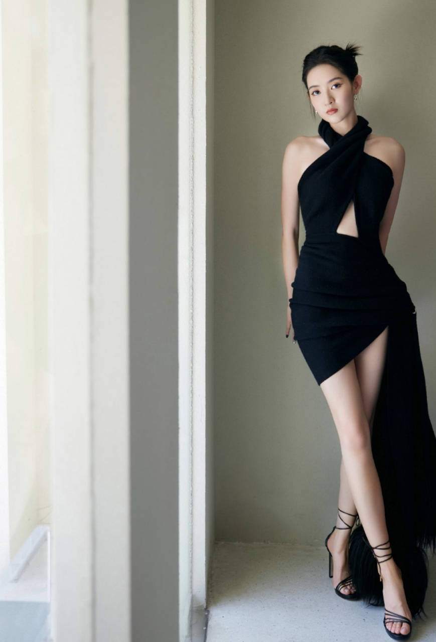 王玉雯黑色露背长裙大秀性感身材,美腿玉足白皙诱人,看的人口水直流!