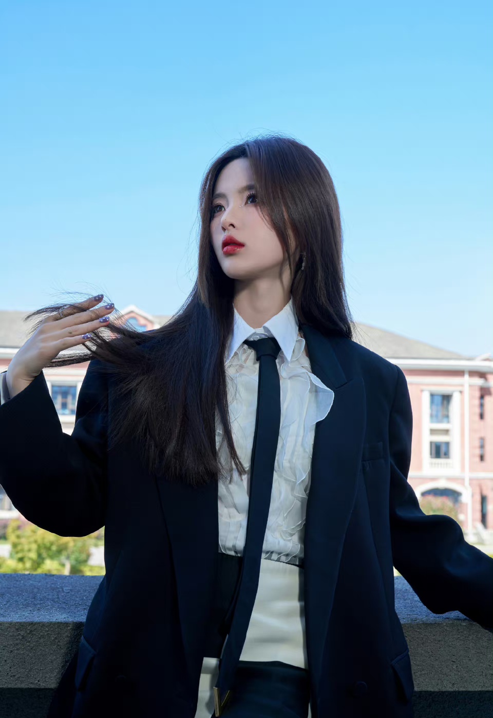 杨超越西装短裙写真,肉感美腿诱人至极,好有弹性呀!