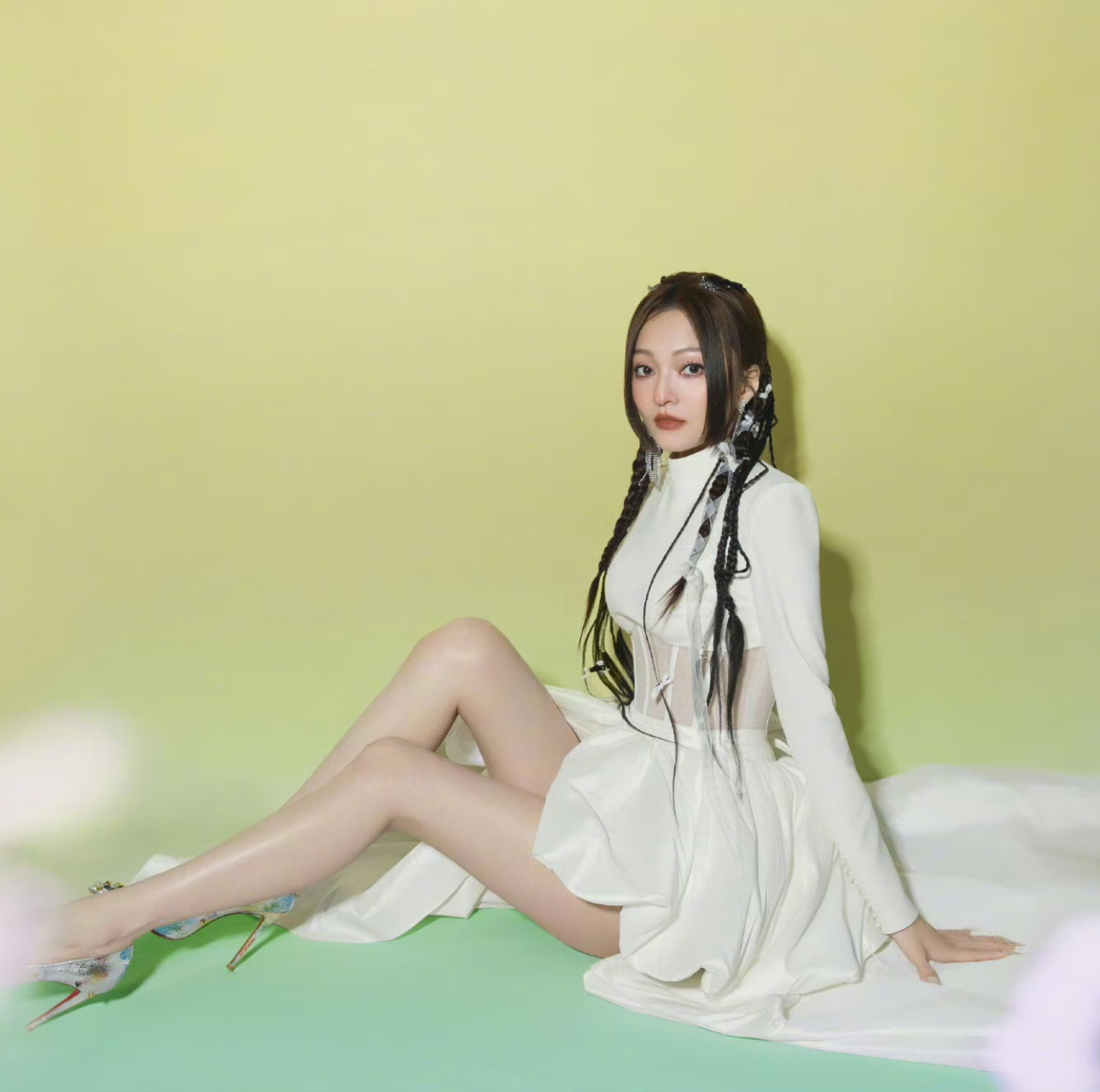 张韶涵白色短裙舞台大赏,美白光滑大长腿太迷人了,台下观众有福了!