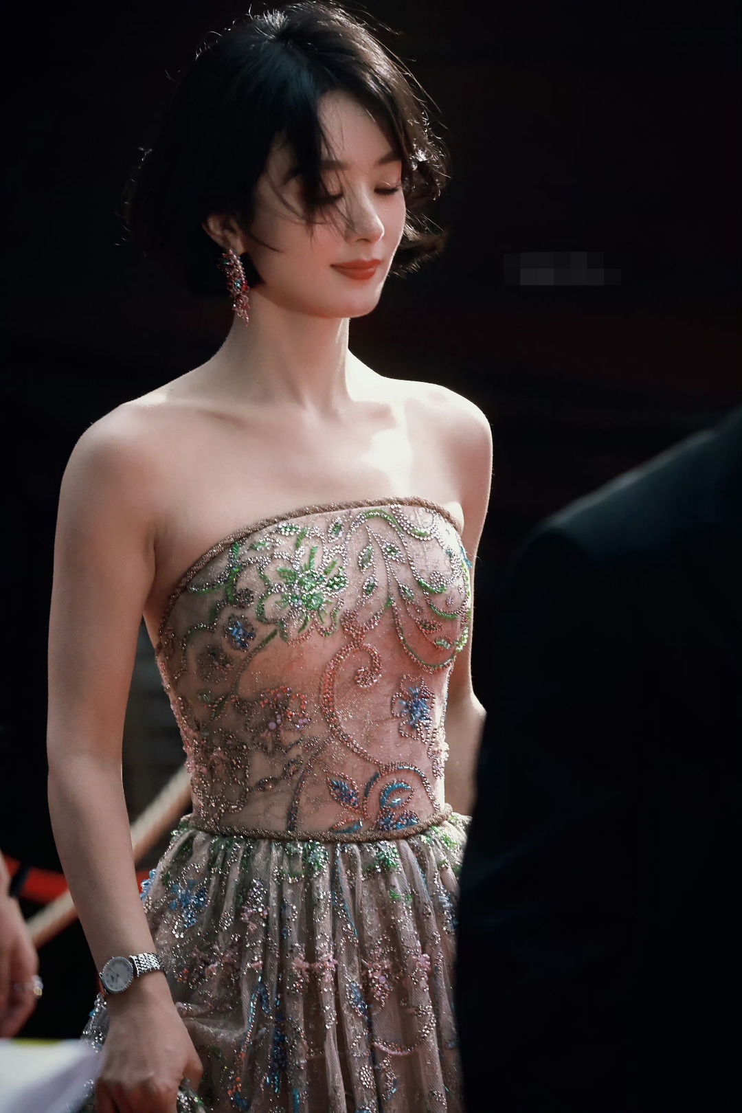 赵丽颖露肩抹胸长裙大赏,身材真是越看越迷人!