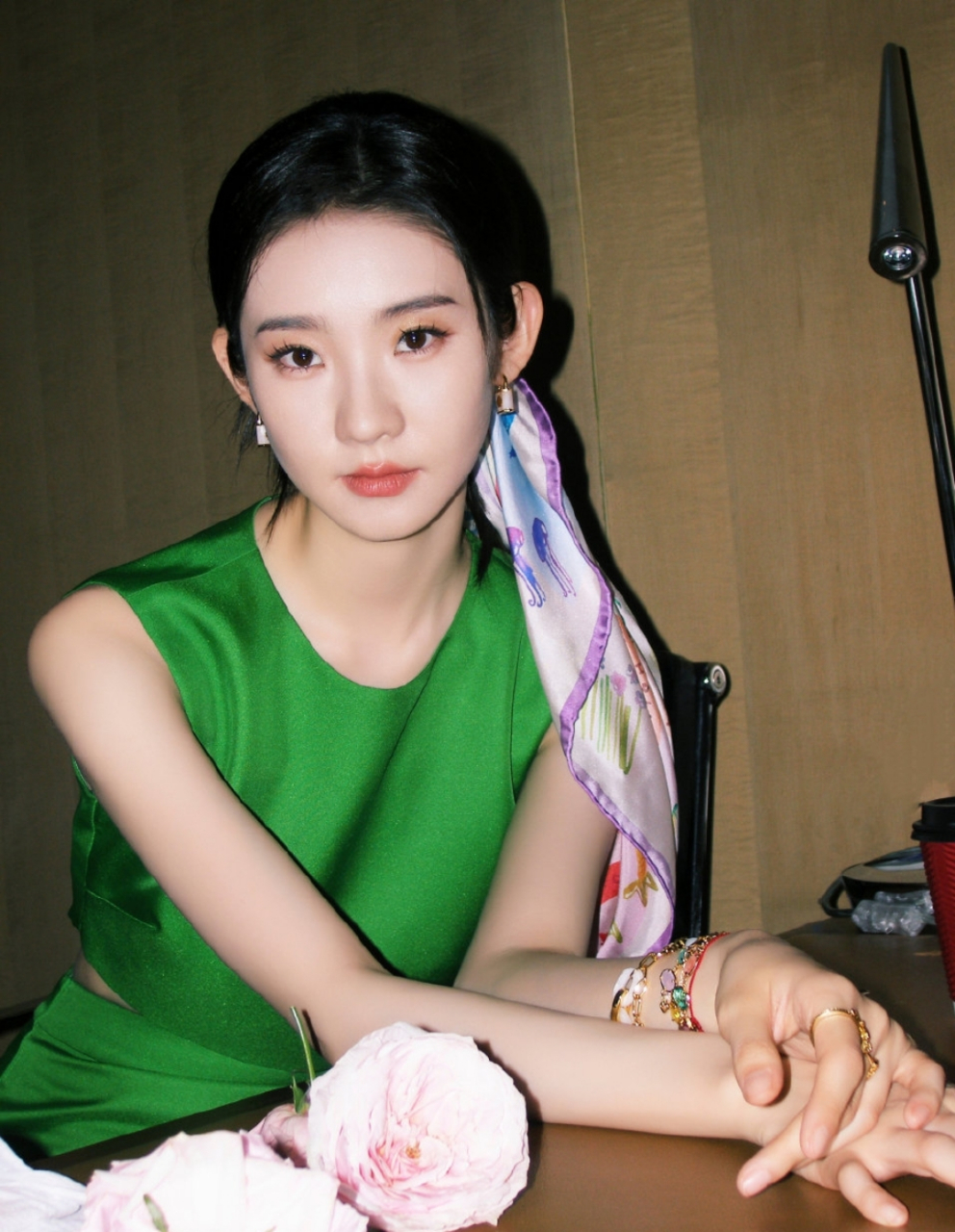 张艺凡绿色短裙写真,颜值与身材太迷人了,美丽动人诱人至极!