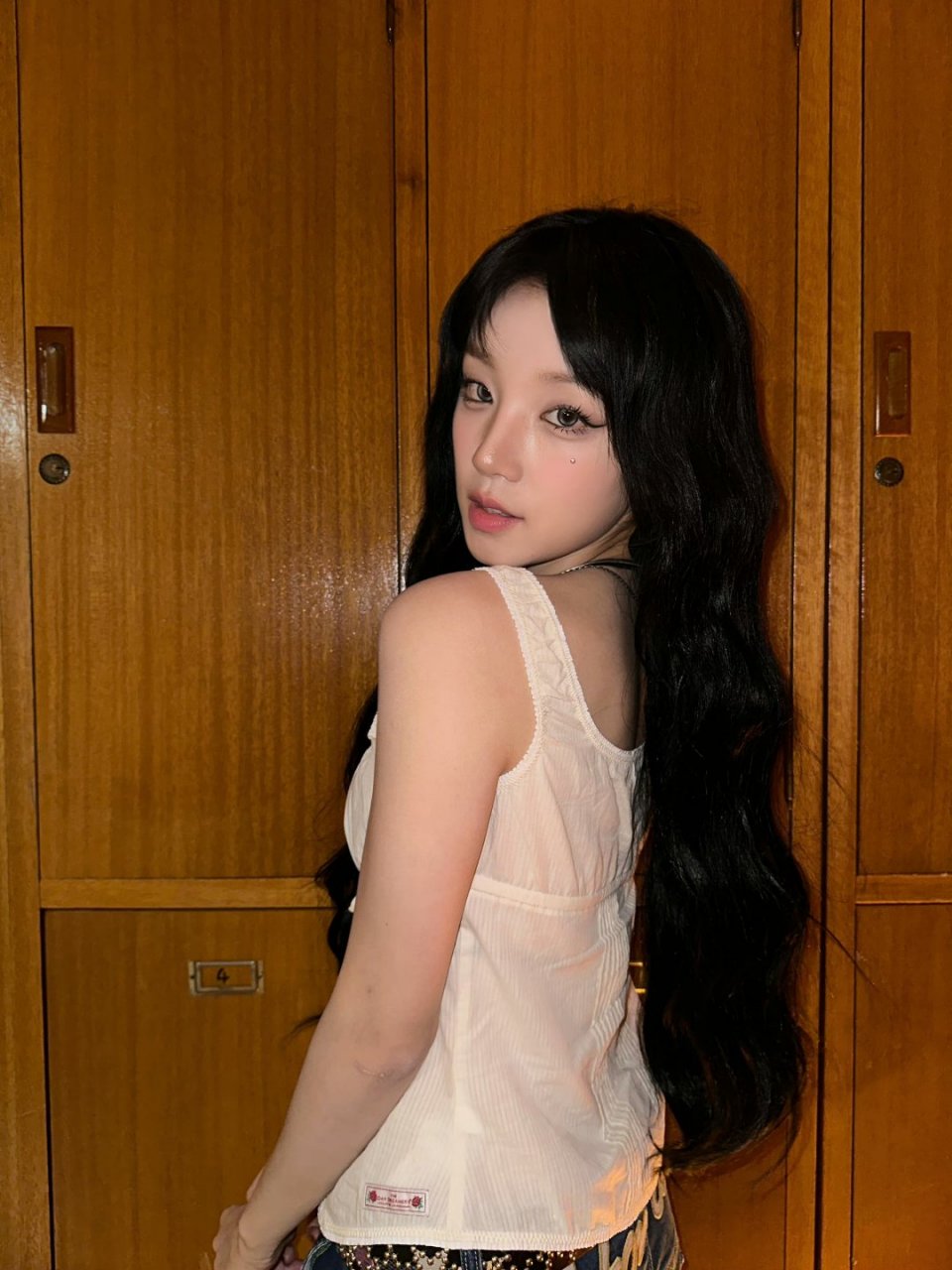 宋雨琦露脐白色衬衫太性感了,尤其这肚脐白皙诱人,满满的诱惑力!