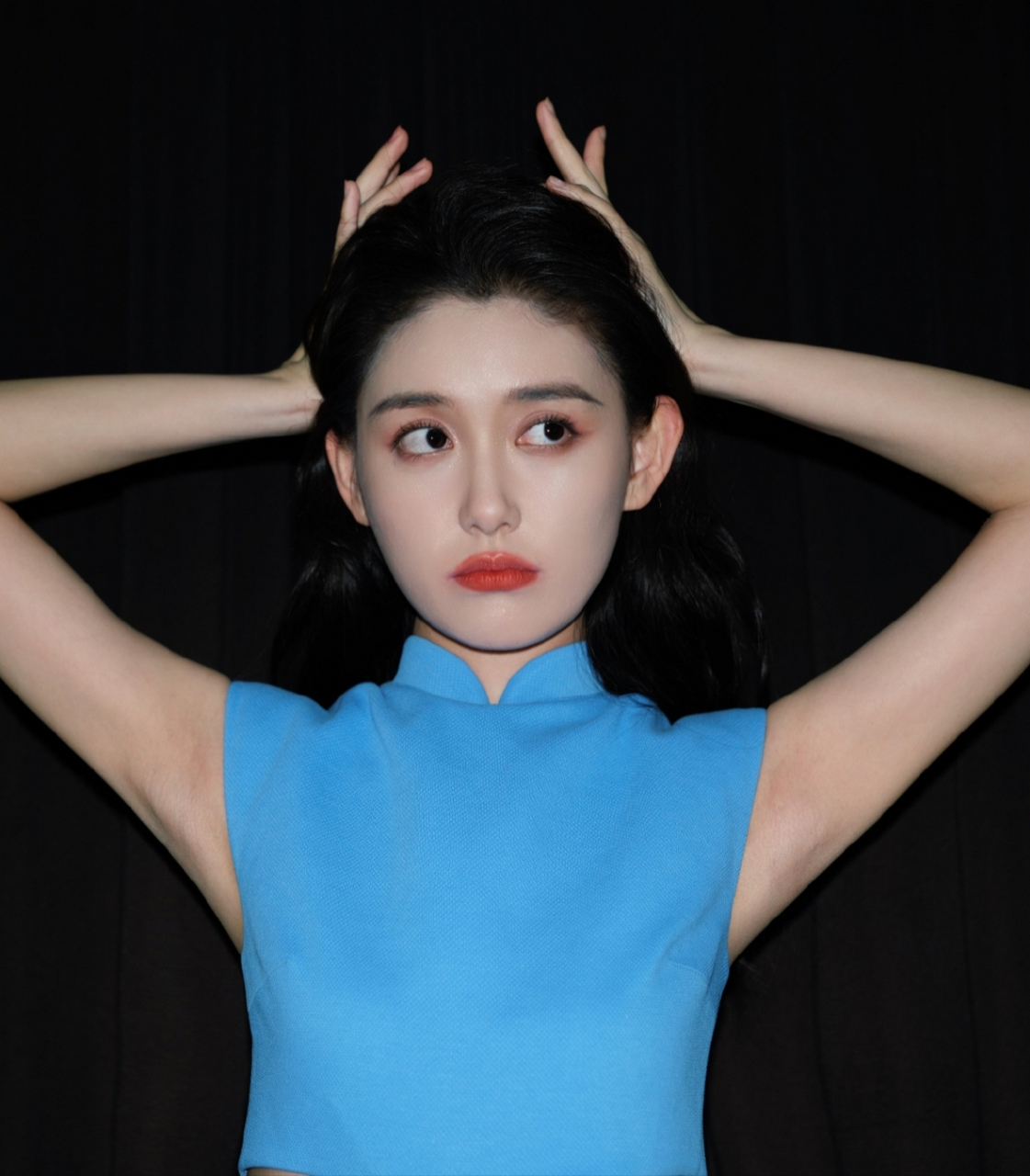 蒋依依蓝色连衣裙美照,风格略显成熟,毫无清纯甜美的魅力!