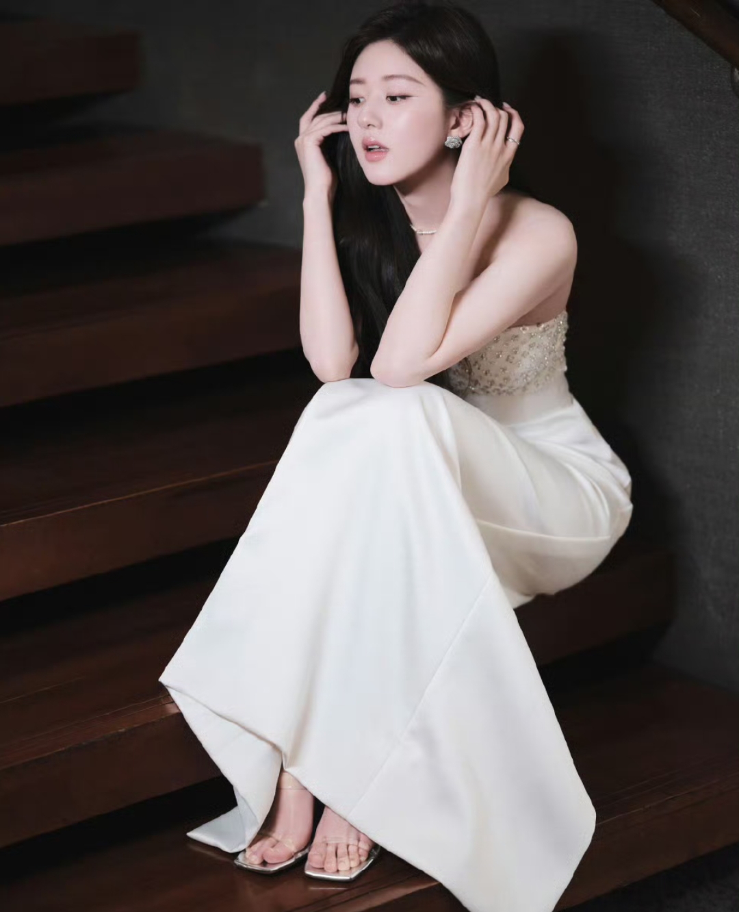 赵露思白色抹胸长裙写真,身材婀娜笑容甜美,满满的诱人气息!