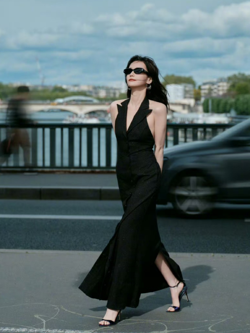 李一桐黑色长裙脚踩高跟鞋大美了,迷人的魅力配上婀娜的身姿,让人心动