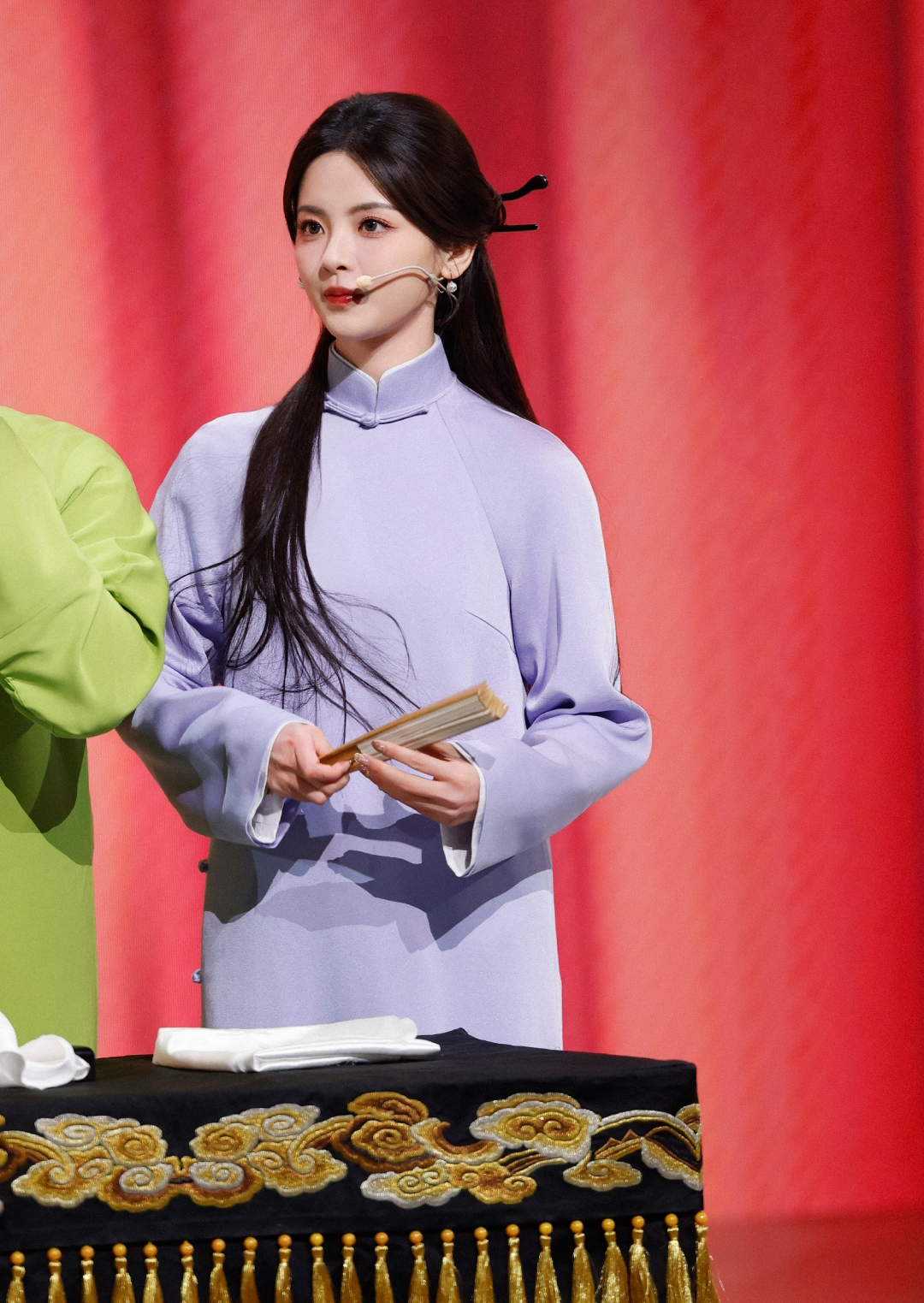 杨超越紫色大褂美照,堪称相声界最美的颜值,间接提升了相声界的颜值!