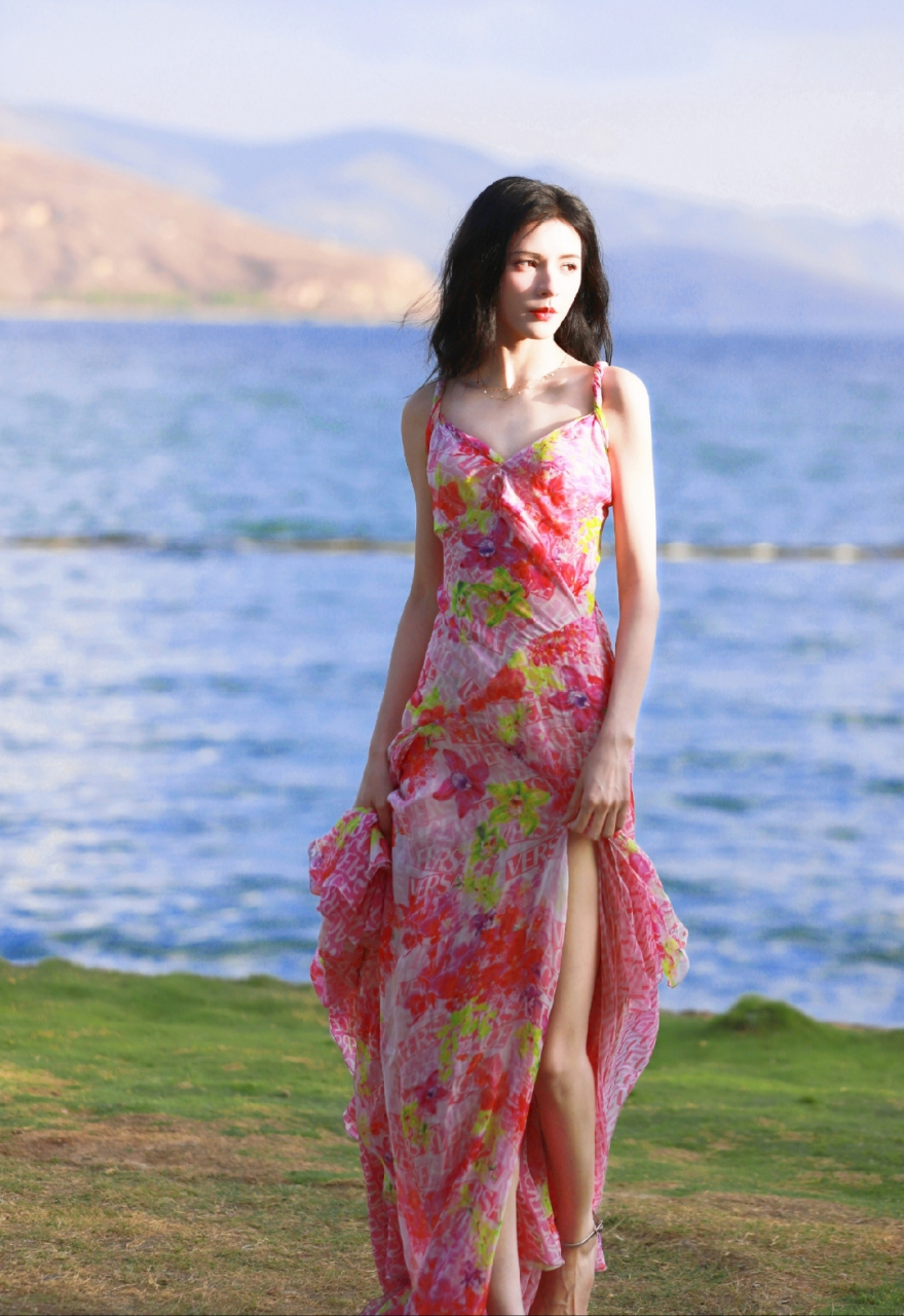 张予曦吊带碎花裙写真,无论是身材,颜值还是身高都无可挑剔,聪哥现在