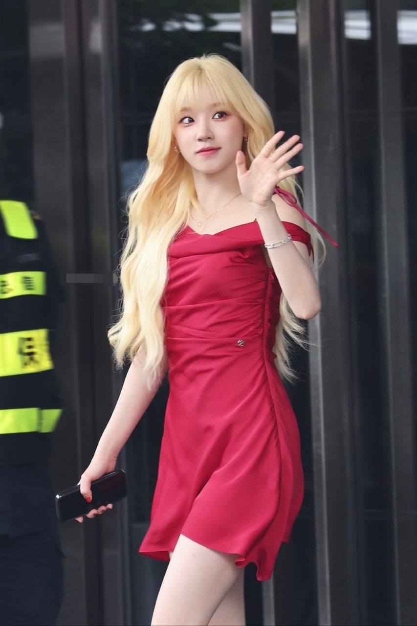 宋雨琦红色短裙好迷人呀,这身材满满的诱惑力,让人满满的冲动欲望!