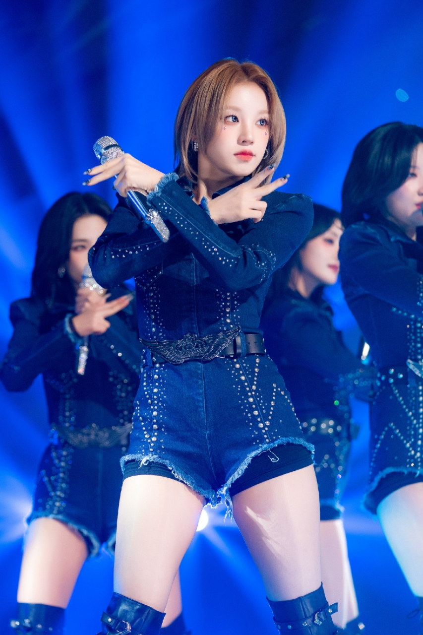 宋雨琦齐臀裤舞台照,这黑色打底裤都露出来了,不会尴尬吗?