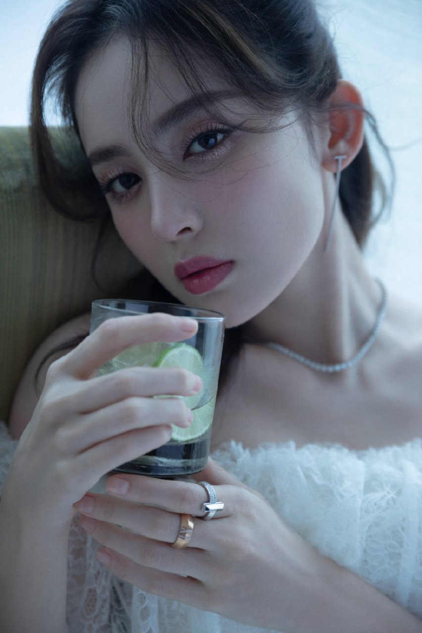 古力娜扎白色婚纱美照,笑容甜美迷人,美腿玉足更是水嫩诱人!