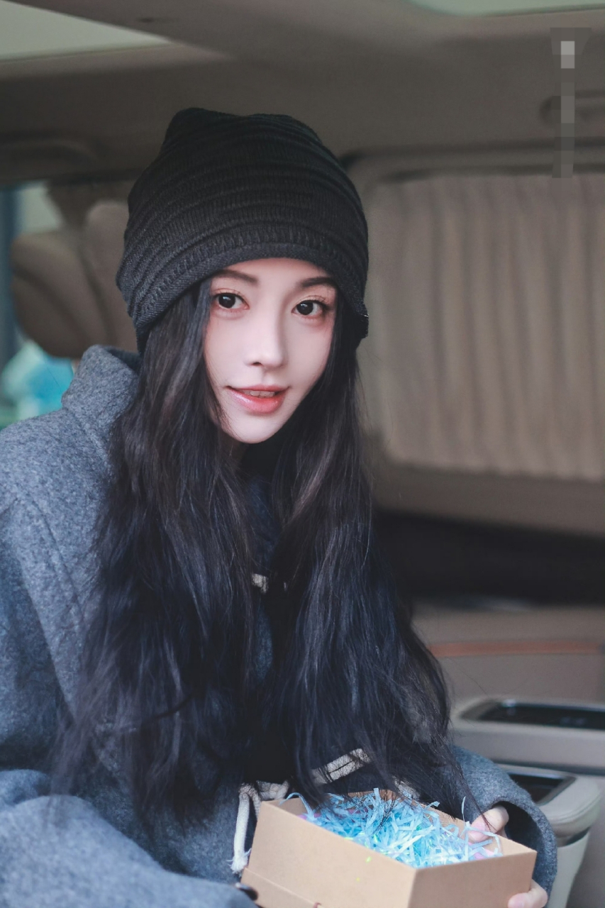 这么一看鞠婧祎的颜值真的很美,4000年一遇可能有点夸张,但绝对是少有