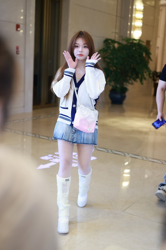 黄霄云这肉丝美腿感觉有点短呀,难道是错觉吗?