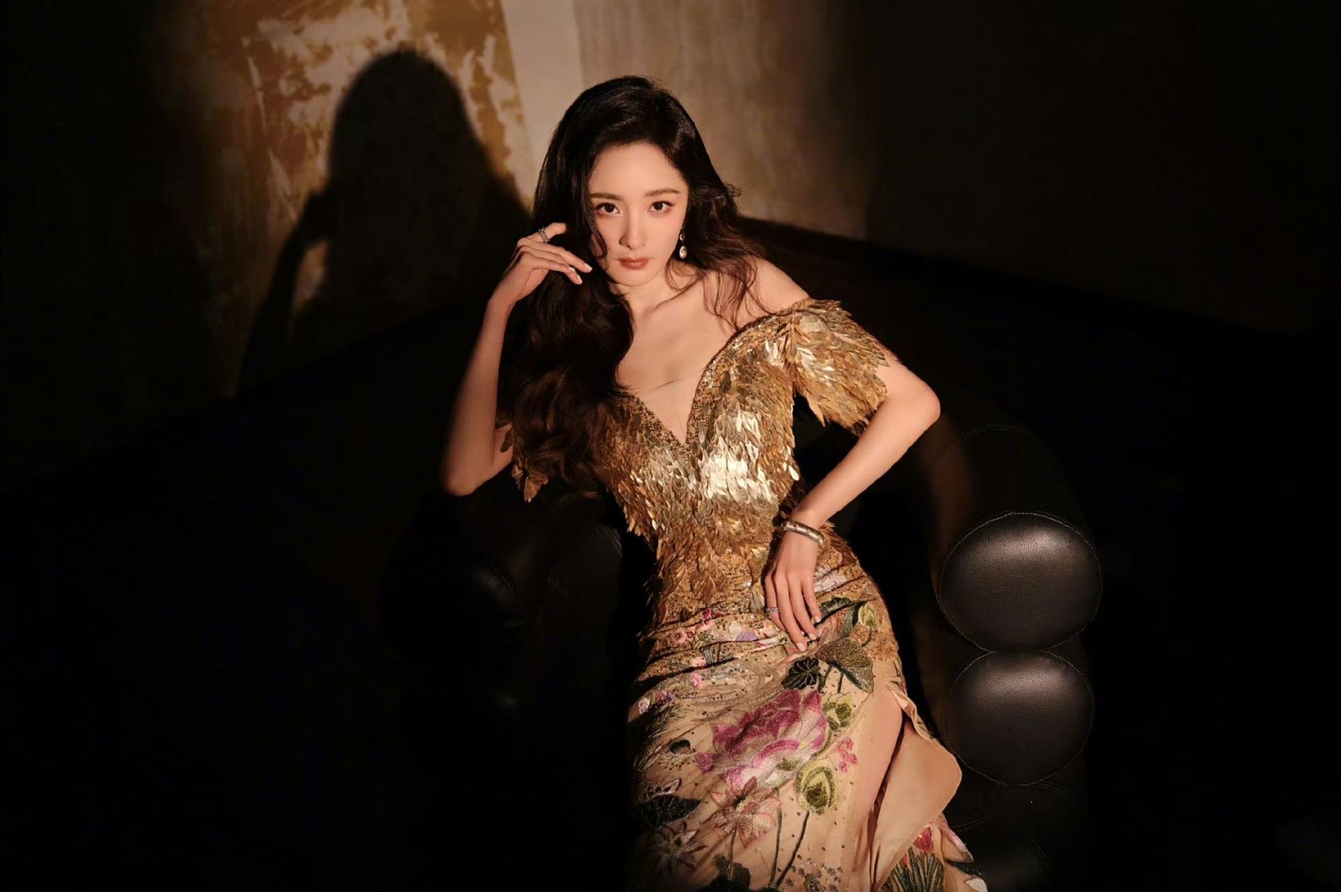 杨幂鎏金抹胸裙写真,丰满的身材更加突显贵妇气质!