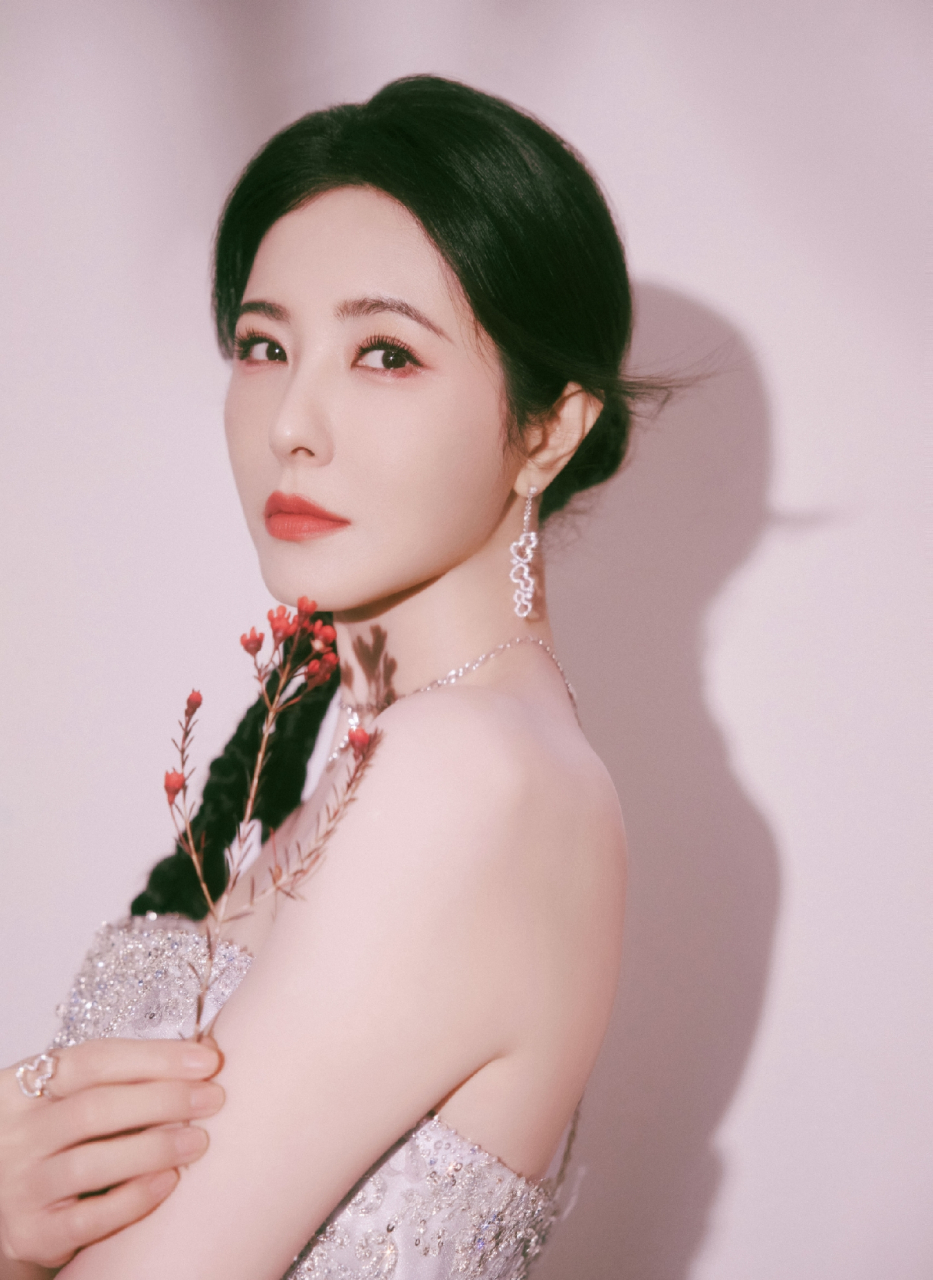 曾黎抹胸裙优雅写真,满满的成熟女人的魅力,让人不能自拔!