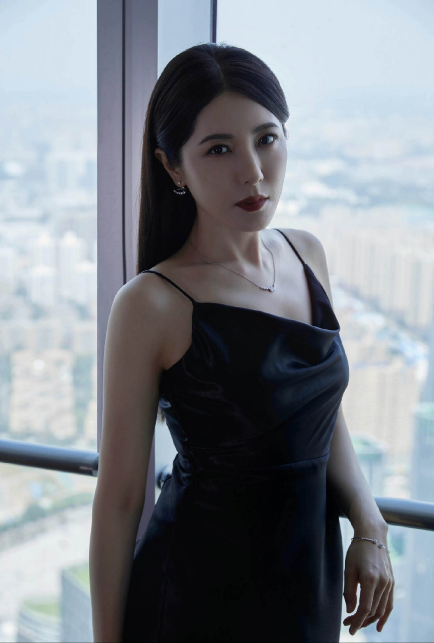 曾黎黑色吊带长裙美照,成熟女性韵味十足,让人根本把控不住!