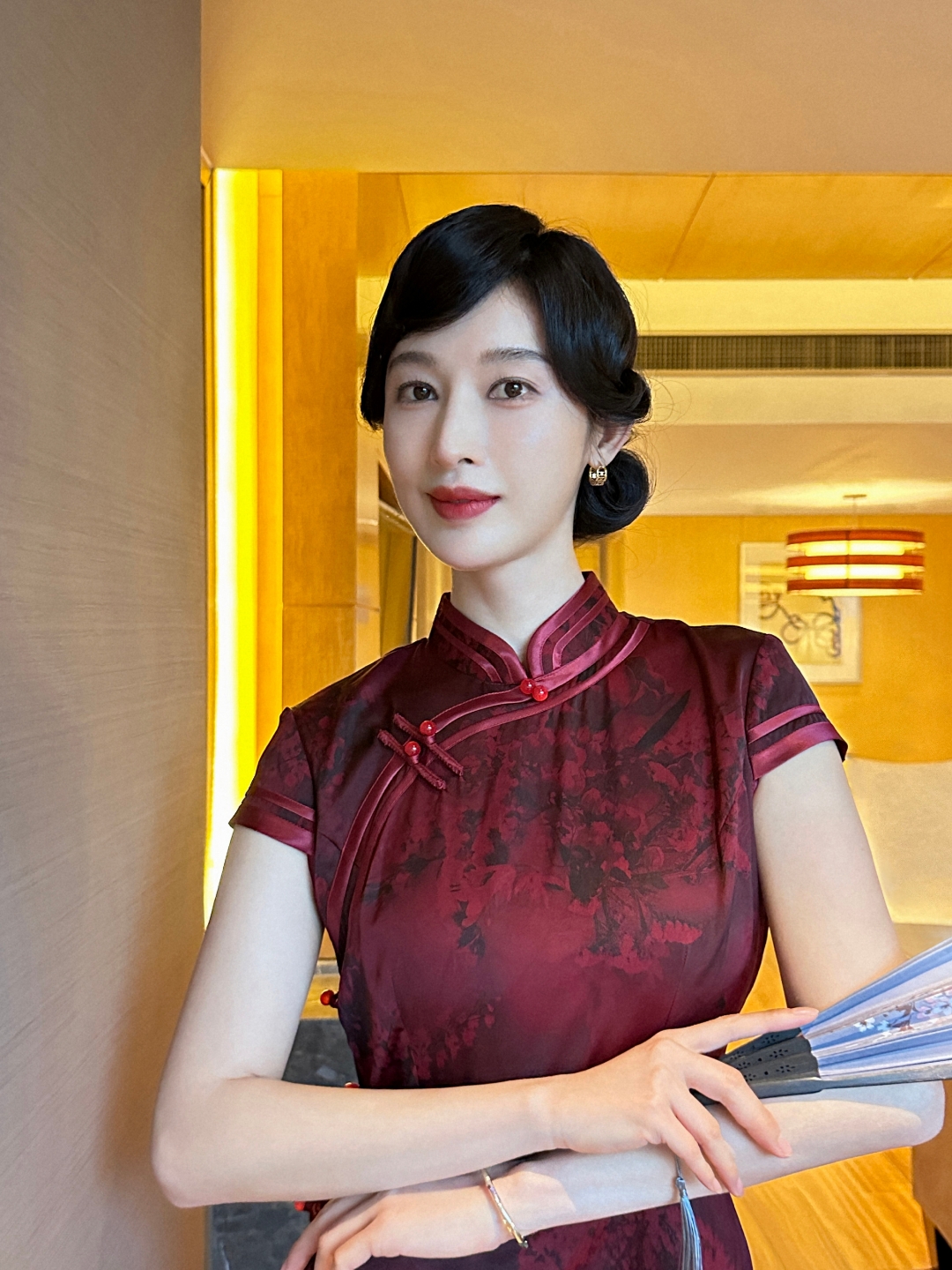 张俪旗袍穿搭太美了,充分展现了东方女性的端庄与优雅,迷人至极!