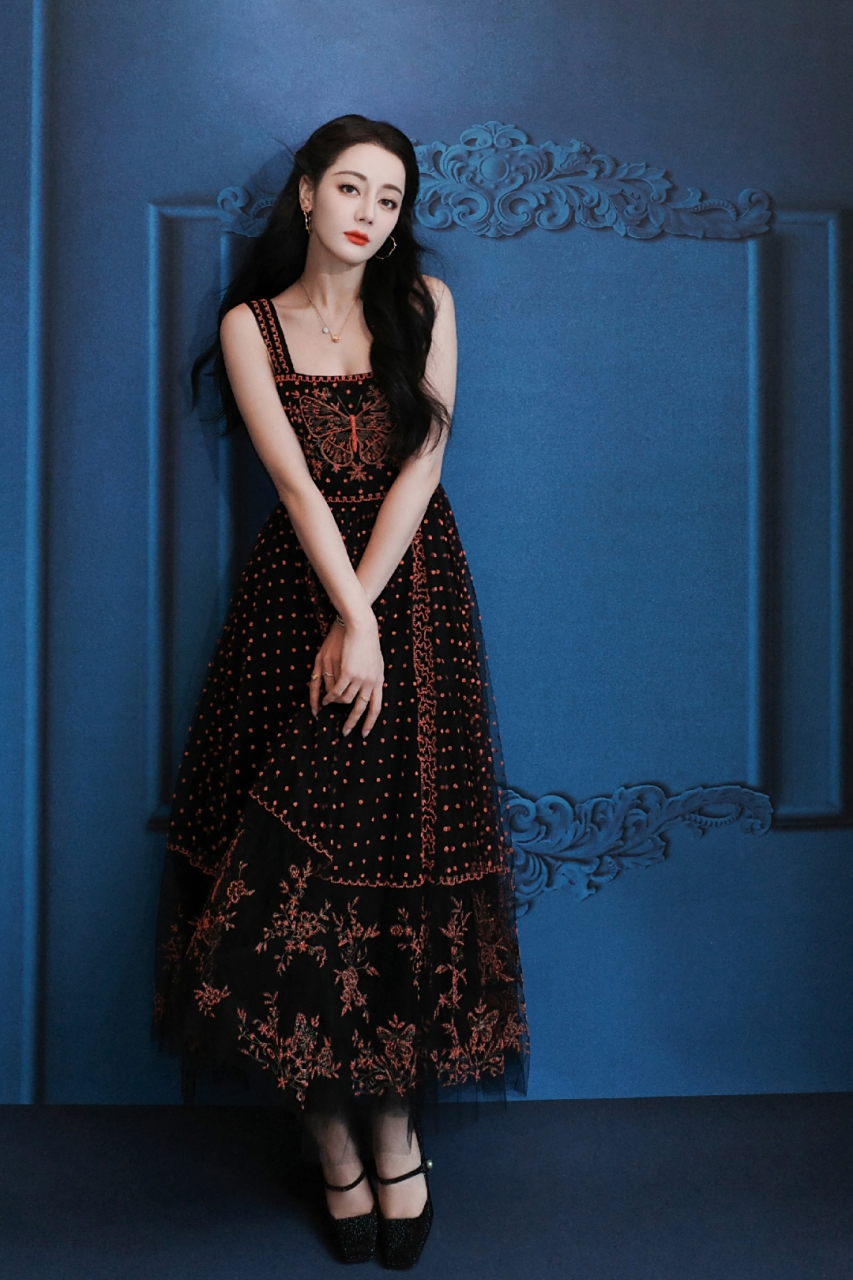 迪丽热巴惊艳长裙写真,绝美的容颜让人沉醉,太美丽动人了!